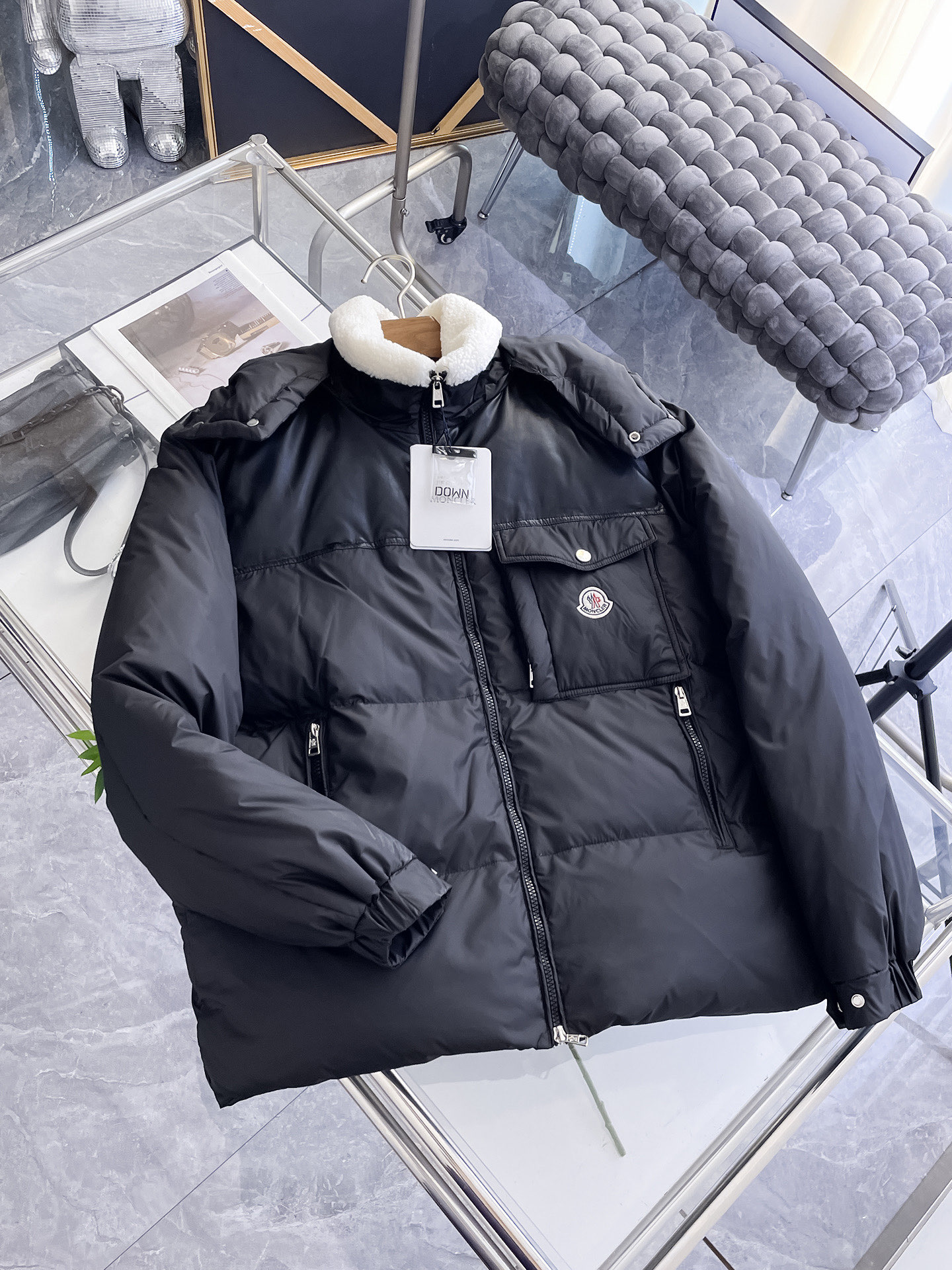 NO:732124,Mengkou 2025 new autumn and winter down jacket. Original 1:1 customized hardware accessories, all imported and original customization. Welcome to compare at the counter. Absolutely high quality. Made of top-grade 95 down. Super soft. Full and fluffy. Super heavy fabric. Perfect workmanship. Pay attention to the fabric. Super comfortable. Exclusive model. Non-market goods. A1. Same size for men and women. M ~ XXXL,, Moncler, down jacket,19860909蒙口 2025秋冬新款羽绒服 原版1:1订制五金配件全进口原版定制 欢迎专柜对比 绝对的高品质 采用顶级95绒 超柔软 充羽量蓬松饱满 超级重面料做工杠杠的版型完美 注意面料超舒服 独家款 非市场货 A1 男女同款尺码M ～XXXL,,Moncler,down jacket,,Men's clothing