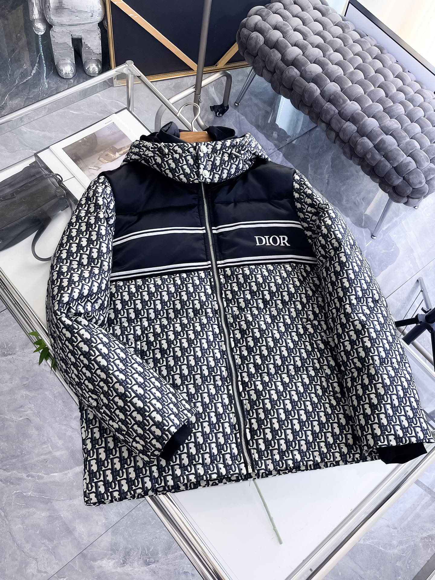 NO:732085,Dior 2025 autumn and winter new down jacket. Original 1:1 customized hardware accessories, all imported and original customization. Welcome to compare at the counter. Absolutely high quality. Made of top-grade 95 down. Super soft. Filled with feathers and fluffy. Super heavy fabrics with perfect workmanship. Pay attention to the fabrics are super comfortable. Exclusive model. Non-market goods. A1. Same size for men and women. M ~XXXL, dior, down jacket,19860909迪奥 2025秋冬新款羽绒服 原版1:1订制五金配件全进口原版定制 欢迎专柜对比 绝对的高品质 采用顶级95绒 超柔软 充羽量蓬松饱满 超级重面料做工杠杠的版型完美 注意面料超舒服 独家款 非市场货 A1 男女同款尺码M ～XXXL,,dior,down jacket,,Men's clothing