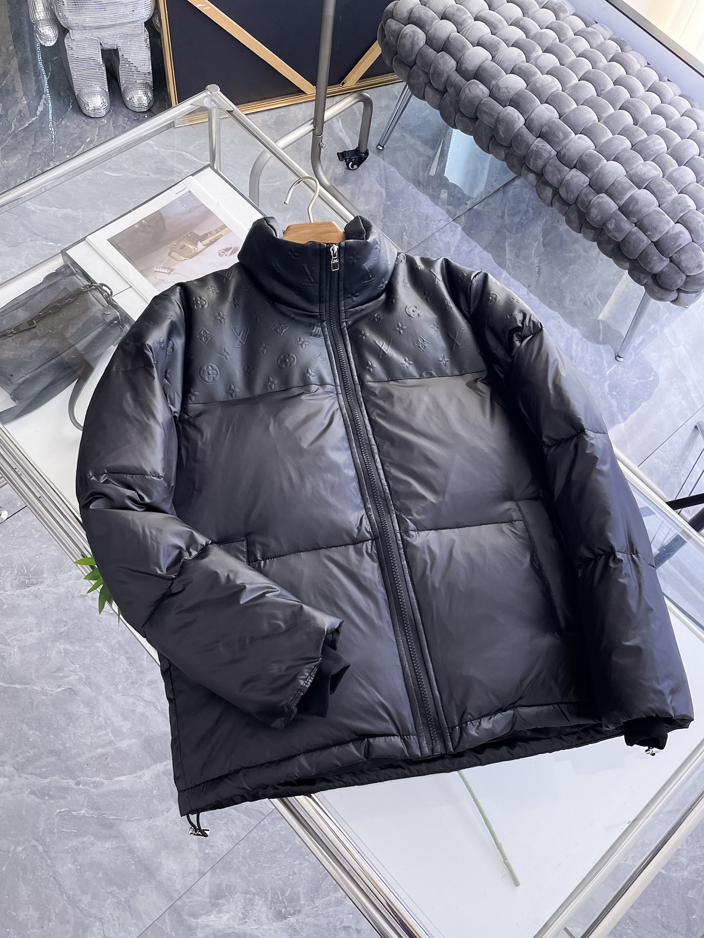 NO:732111,LV 2025 new autumn and winter down jacket. Original 1:1 customized hardware accessories, all imported and original customization. Welcome to compare at the counter. Absolutely high quality. Made of top-grade 95 down. Super soft. Full and fluffy. Super heavy fabrics with perfect workmanship. Pay attention to the fabric. Super comfortable. Exclusive model. Non-market goods. A1. Same size for men and women. M ~XXXL, Louis Vuitton, down jacket,19860909LV 2025秋冬新款羽绒服 原版1:1订制五金配件全进口原版定制 欢迎专柜对比 绝对的高品质 采用顶级95绒 超柔软 充羽量蓬松饱满 超级重面料做工杠杠的版型完美 注意面料超舒服 独家款 非市场货 A1 男女同款尺码M ～XXXL,,louis vuitton,down jacket,,Men's clothing