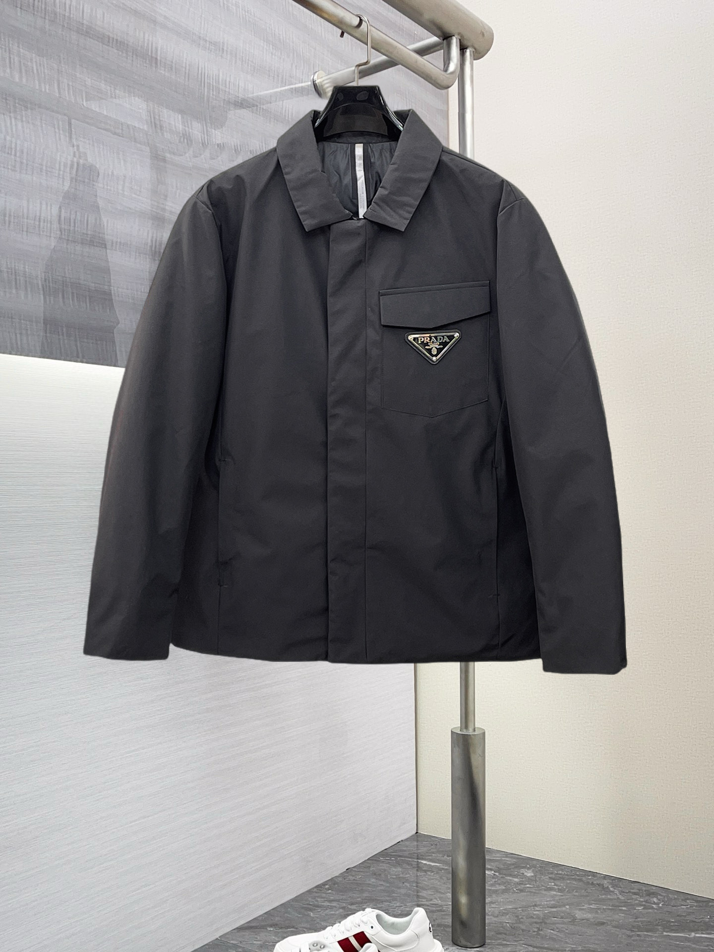 NO:703107,Supporting exchange after the end of the year, Prada's new autumn and winter down jacket. This is known as the most expensive down jacket in the world, all 90 down. With a classic logo combination, it is full of visual impact at first sight. It has better thermal insulation performance, is light and not heavy, and has good loft recovery after compression, and it can gather heat and lock in temperature!  Personalized color matching design, fresh and energetic!  There are too many versions circulating in the market. In addition to the different fabrics and workmanship, the biggest difference is that the filling is not goose down at all but feather silk or velvet, etc., and it is not easy to distinguish for those who don’t understand. In addition, the fabrics and workmanship are definitely not of the same level. In short, look for us and you will never go astray. All the exclusive full colors are purchased from genuine development. If you understand the quality of our down jackets, you can safely recommend it with your eyes closed. The three standards are complete!  Uniform series for men and women!  Size M-3XL. Maximum wear is 200 pounds, prada, down jacket,19860909支持年后退换, 普拉达 秋冬新款羽绒服.这款号称羽绒服届最贵的,全部90绒的.带着经典的Logo组合搭配,第一眼看到就是满满的视觉冲击,保暖性能更出色,轻便不厚重,且压缩后的蓬松度恢复性好,聚热锁温！个性的拼色设计,清新有活力！市面流通的版本实在太多了,除了面料做工不同外,最大的区别就是填充物根本不是鹅绒而是羽丝或手感绒等等,而不懂的根本不容易区分.另外面料和做工也绝对不是一个级别,总之认准我们,让你绝对不跑偏,独家全色全部购入正版开发,懂我们家羽绒服质量的,完全可以放心闭眼推.三标齐全！男女同款系列！码数M-3XL.最大穿到200斤,,prada,down jacket,,Men's clothing