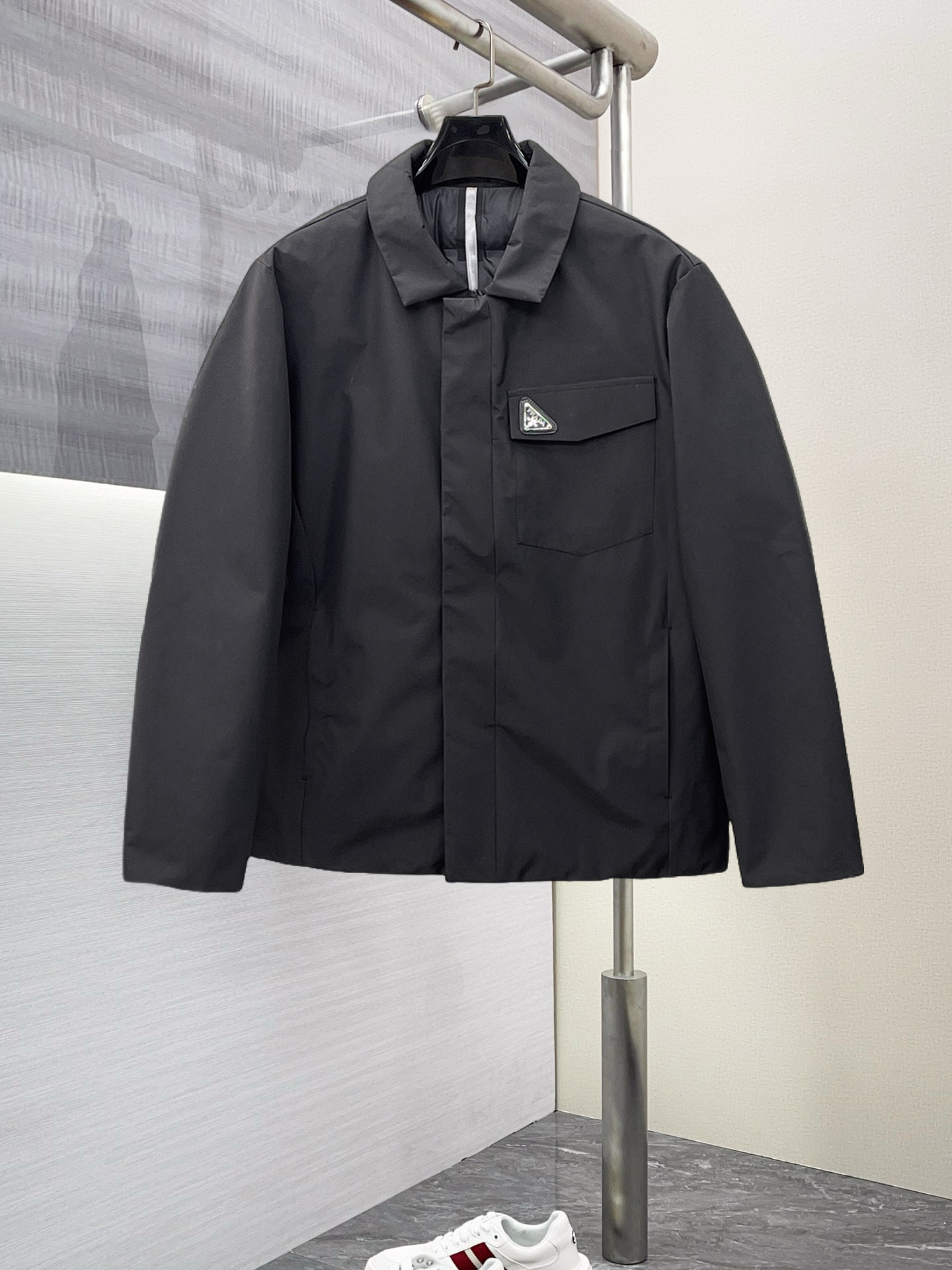 NO:703113,Supporting exchange after the end of the year, Prada's new autumn and winter down jacket. This is known as the most expensive down jacket in the world, all 90 down. With a classic logo combination, it is full of visual impact at first sight. It has better thermal insulation performance, is light and not heavy, and has good loft recovery after compression, and it can gather heat and lock in temperature!  Personalized color matching design, fresh and energetic!  There are too many versions circulating in the market. In addition to the different fabrics and workmanship, the biggest difference is that the filling is not goose down at all but feather silk or velvet, etc., and it is not easy to distinguish for those who don’t understand. In addition, the fabrics and workmanship are definitely not of the same level. In short, look for us and you will never go astray. All the exclusive full colors are purchased from genuine development. If you understand the quality of our down jackets, you can safely recommend it with your eyes closed. The three standards are complete!  Uniform series for men and women!  Size M-3XL. Maximum wear is 200 pounds, prada, down jacket,19860909支持年后退换, 普拉达 秋冬新款羽绒服.这款号称羽绒服届最贵的,全部90绒的.带着经典的Logo组合搭配,第一眼看到就是满满的视觉冲击,保暖性能更出色,轻便不厚重,且压缩后的蓬松度恢复性好,聚热锁温！个性的拼色设计,清新有活力！市面流通的版本实在太多了,除了面料做工不同外,最大的区别就是填充物根本不是鹅绒而是羽丝或手感绒等等,而不懂的根本不容易区分.另外面料和做工也绝对不是一个级别,总之认准我们,让你绝对不跑偏,独家全色全部购入正版开发,懂我们家羽绒服质量的,完全可以放心闭眼推.三标齐全！男女同款系列！码数M-3XL.最大穿到200斤,,prada,down jacket,,Men's clothing