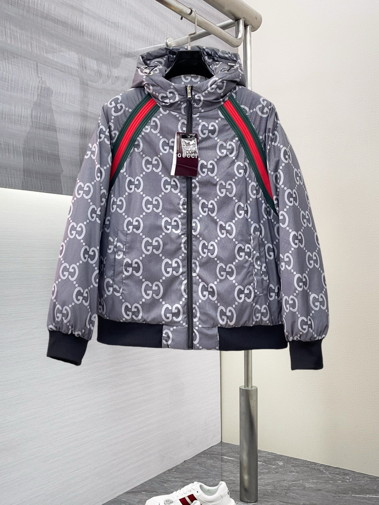 NO:703110,Supporting replacement after the new year, Gucci's new autumn and winter down jacket. This is known as the most expensive down jacket in the world, all 90 down. With a classic logo combination, it is full of visual impact at first sight. It has better thermal insulation performance, is light and not heavy, and has good loft recovery after compression, and it can gather heat and lock in temperature!  Personalized color matching design, fresh and energetic!  There are too many versions circulating in the market. In addition to the different fabrics and workmanship, the biggest difference is that the filling is not goose down at all but feather silk or velvet, etc., and it is not easy to distinguish for those who don’t understand. In addition, the fabrics and workmanship are definitely not of the same level. In short, look for us and you will never go astray. All the exclusive full colors are purchased from genuine development. If you understand the quality of our down jackets, you can safely recommend it with your eyes closed. The three standards are complete!  Uniform series for men and women!  Size M-3XL. Maximum weight can be worn up to 200 pounds, down jacket,19860909支持年后退换, 古奇 秋冬新款羽绒服.这款号称羽绒服届最贵的,全部90绒的.带着经典的Logo组合搭配,第一眼看到就是满满的视觉冲击,保暖性能更出色,轻便不厚重,且压缩后的蓬松度恢复性好,聚热锁温！个性的拼色设计,清新有活力！市面流通的版本实在太多了,除了面料做工不同外,最大的区别就是填充物根本不是鹅绒而是羽丝或手感绒等等,而不懂的根本不容易区分.另外面料和做工也绝对不是一个级别,总之认准我们,让你绝对不跑偏,独家全色全部购入正版开发,懂我们家羽绒服质量的,完全可以放心闭眼推.三标齐全！男女同款系列！码数M-3XL.最大穿到200斤,,down jacket,,Men's clothing