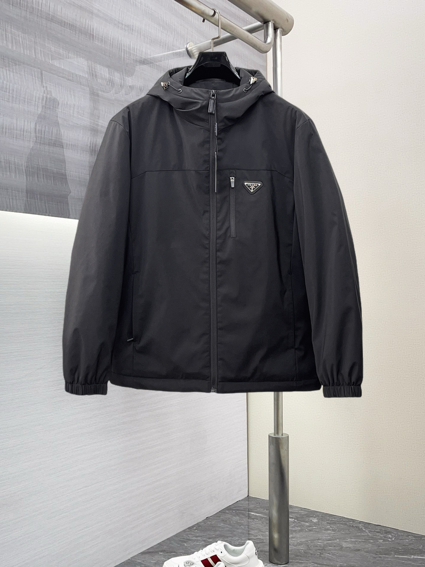 NO:703124,Supporting exchange after the end of the year, Prada's new autumn and winter down jacket. This is known as the most expensive down jacket in the world, all 90 down. With a classic logo combination, it is full of visual impact at first sight. It has better thermal insulation performance, is light and not heavy, and has good loft recovery after compression, and it can gather heat and lock in temperature!  Personalized color matching design, fresh and energetic!  There are too many versions circulating in the market. In addition to the different fabrics and workmanship, the biggest difference is that the filling is not goose down at all but feather silk or velvet, etc., and it is not easy to distinguish for those who don’t understand. In addition, the fabrics and workmanship are definitely not of the same level. In short, look for us and you will never go astray. All the exclusive full colors are purchased from genuine development. If you understand the quality of our down jackets, you can safely recommend it with your eyes closed. The three standards are complete!  Uniform series for men and women!  Size M-3XL. Maximum wear is 200 pounds, prada, down jacket,19860909支持年后退换, 普拉达 秋冬新款羽绒服.这款号称羽绒服届最贵的,全部90绒的.带着经典的Logo组合搭配,第一眼看到就是满满的视觉冲击,保暖性能更出色,轻便不厚重,且压缩后的蓬松度恢复性好,聚热锁温！个性的拼色设计,清新有活力！市面流通的版本实在太多了,除了面料做工不同外,最大的区别就是填充物根本不是鹅绒而是羽丝或手感绒等等,而不懂的根本不容易区分.另外面料和做工也绝对不是一个级别,总之认准我们,让你绝对不跑偏,独家全色全部购入正版开发,懂我们家羽绒服质量的,完全可以放心闭眼推.三标齐全！男女同款系列！码数M-3XL.最大穿到200斤,,prada,down jacket,,Men's clothing