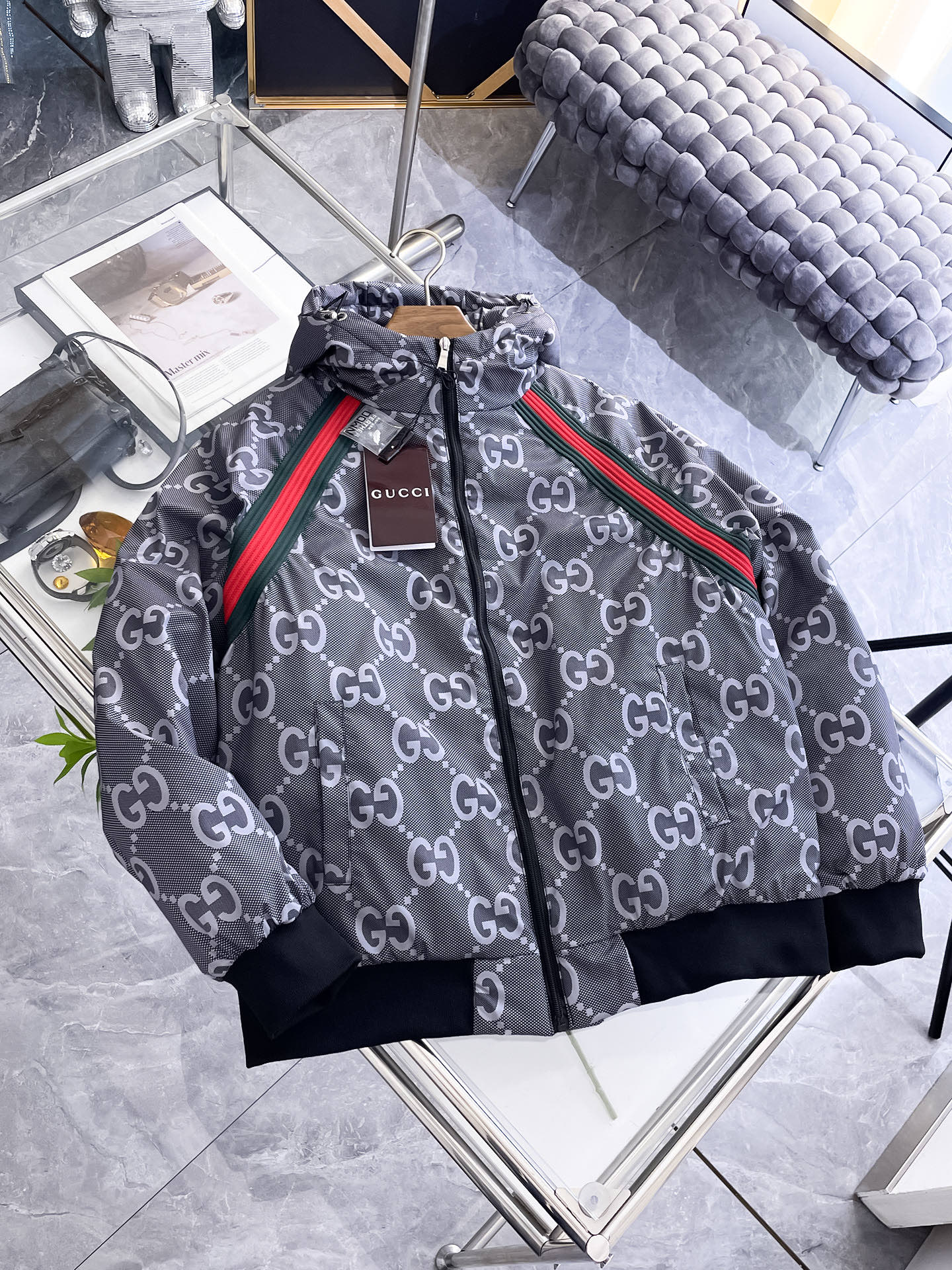 NO:732096,Gucci 2025 autumn and winter new down jacket. Original 1:1 customized hardware accessories, all imported and original customization. Welcome to compare at the counter. Absolutely high quality. Made of top 95 velvet. Super soft. Filled with feathers and fluffy. Super heavy fabrics with perfect workmanship. Pay attention to the fabrics are super comfortable. Exclusive model. Non-market goods. A1. Same size for men and women. M ~ XXXL,, down jacket,19860909古奇 2025秋冬新款羽绒服 原版1:1订制五金配件全进口原版定制 欢迎专柜对比 绝对的高品质 采用顶级95绒 超柔软 充羽量蓬松饱满 超级重面料做工杠杠的版型完美 注意面料超舒服 独家款 非市场货 A1 男女同款尺码M ～XXXL,,down jacket,,Men's clothing