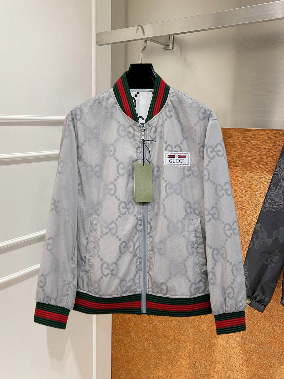 NO:746850,Gucci's 2026 spring new jacket, the new product on the show is in perfect condition, comfortable and warm, complete with three colors, full and attractive color, very outstanding design, easily upgrades the fashion sense, extremely elegant and rigorous workmanship, neat and meticulous wiring!  A masterpiece from a famous designer!  The upper body does not look bloated and is super handsome!  Available sizes M ~ XXXL,,jackets & coats,jackets & coats,19860909古奇 2026开春新款夹克外套,秀场新品品相非常完美,舒适保暖,三标齐全色泽饱满诱人,非常出彩的设计,轻松将时髦感进阶,做工极为考究严谨,走线工整细致！大牌设计师巨作！上身不显臃肿、超级帅气！现货码数M ～ XXXL,,jackets & coats,jackets & coats,,Men's clothing