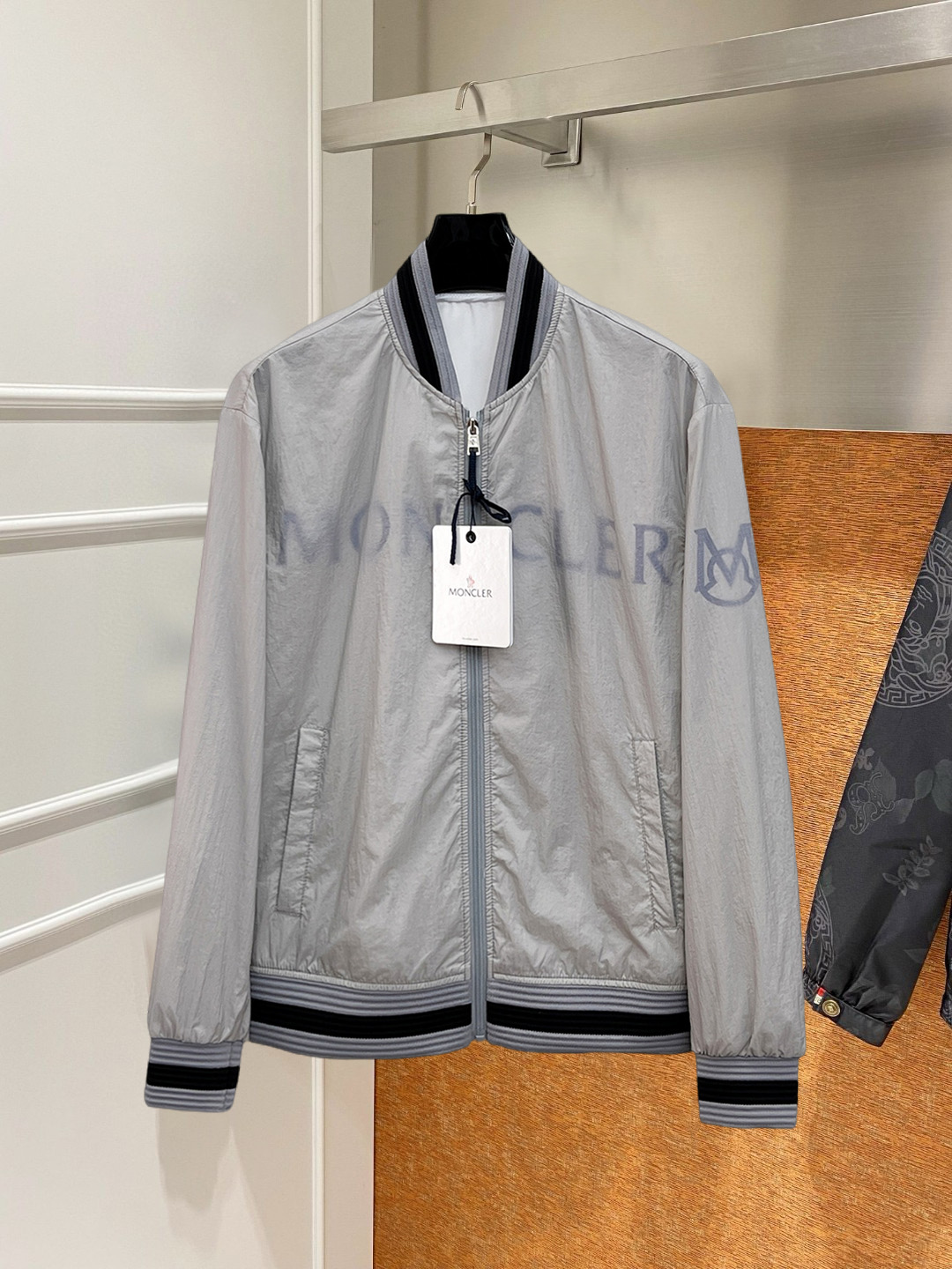 NO:746889,Mengkou 2026 new spring jacket, the new product on the show is in perfect condition, comfortable and warm, complete with three labels, full and attractive color, very outstanding design, easily upgrades the sense of fashion, the workmanship is extremely sophisticated and rigorous, and the wiring is neat and meticulous!  A masterpiece from a famous designer!  The upper body does not look bloated and is super handsome!  Available sizes M ~ XXXL,,Moncler,jackets & coats,jackets & coats,19860909蒙口 2026开春新款夹克外套,秀场新品品相非常完美,舒适保暖,三标齐全色泽饱满诱人,非常出彩的设计,轻松将时髦感进阶,做工极为考究严谨,走线工整细致！大牌设计师巨作！上身不显臃肿、超级帅气！现货码数M ～ XXXL,,Moncler,jackets & coats,jackets & coats,,Men's clothing
