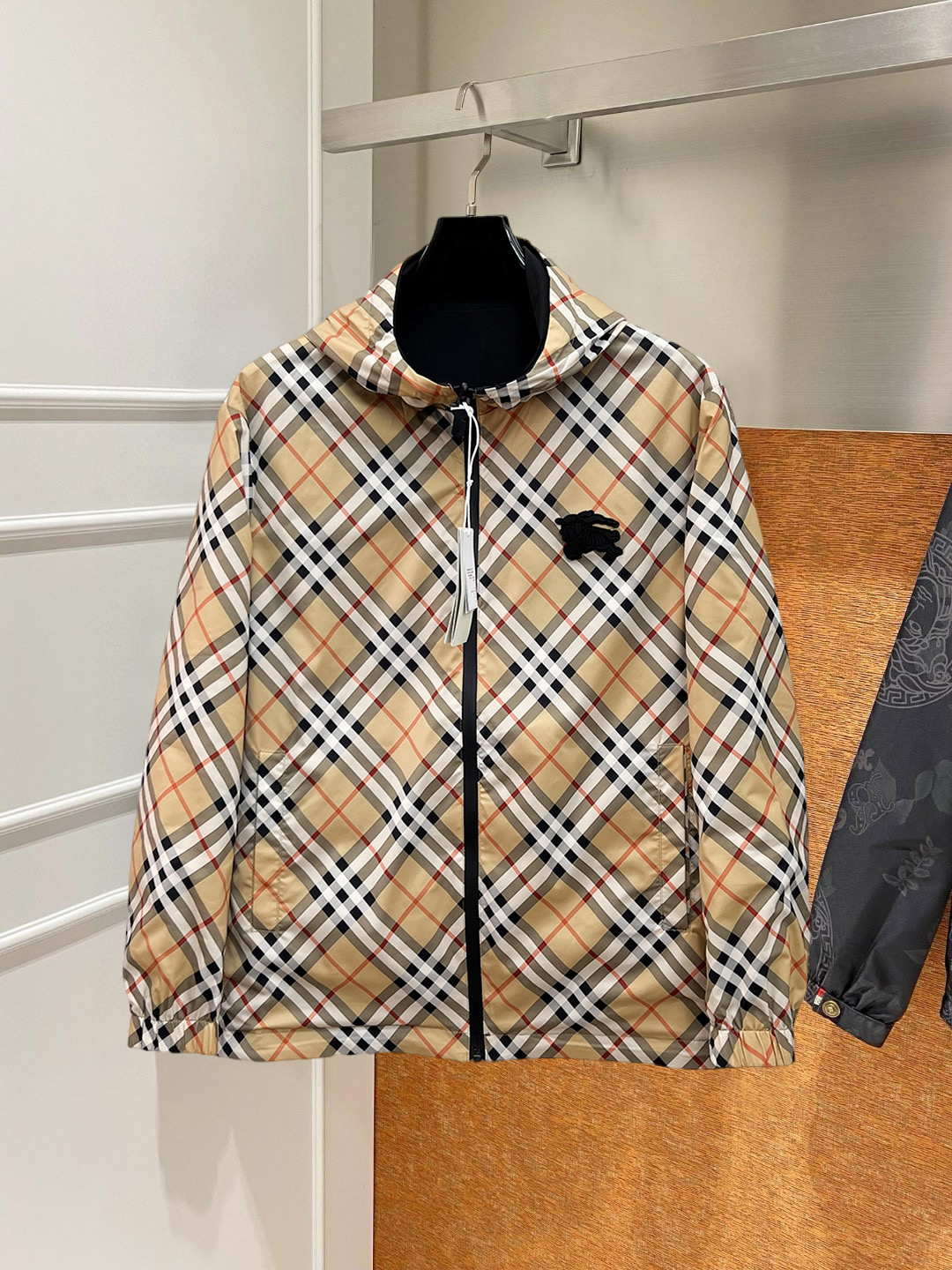 NO:746880,Burberry double-wearable, 2026 spring new jacket, the new product on the show is in perfect condition, comfortable and warm, complete with three labels, full and attractive color, very outstanding design, easily upgrades the fashion sense, extremely elegant and rigorous workmanship, neat and meticulous wiring!  A masterpiece from a famous designer!  The upper body does not look bloated and is super handsome!  Available size M ~ XXXL,,burberry,jackets & coats,jackets & coats,19860909巴宝莉 双面穿,2026开春新款夹克外套,秀场新品品相非常完美,舒适保暖,三标齐全色泽饱满诱人,非常出彩的设计,轻松将时髦感进阶,做工极为考究严谨,走线工整细致！大牌设计师巨作！上身不显臃肿、超级帅气！现货码数M ～ XXXL,,burberry,jackets & coats,jackets & coats,,Men's clothing