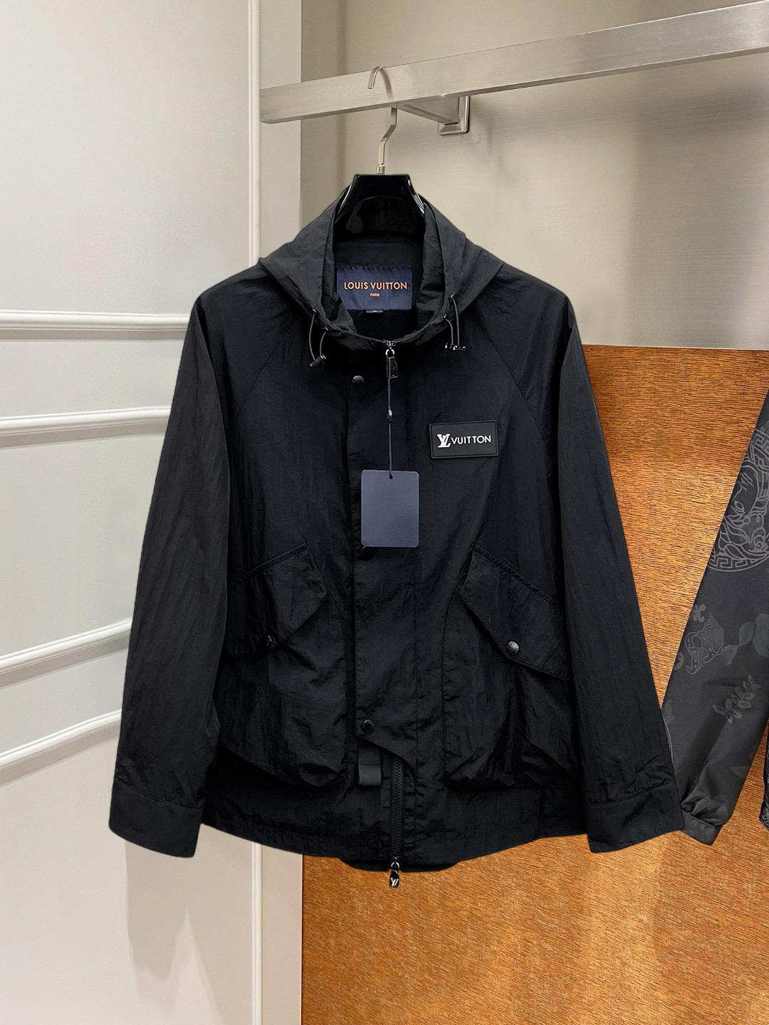 NO:746853,LV 2026 spring new jacket, the new product on the show is in perfect condition, comfortable and warm, complete with three labels, full and attractive color, very outstanding design, easily upgrades the fashion sense, extremely elegant and rigorous workmanship, neat and meticulous wiring!  A masterpiece from a famous designer!  The upper body does not look bloated and is super handsome!  Available size M ~ XXXL,,louis vuitton,jackets & coats,jackets & coats,19860909LV 2026开春新款夹克外套,秀场新品品相非常完美,舒适保暖,三标齐全色泽饱满诱人,非常出彩的设计,轻松将时髦感进阶,做工极为考究严谨,走线工整细致！大牌设计师巨作！上身不显臃肿、超级帅气！现货码数M ～ XXXL,,louis vuitton,jackets & coats,jackets & coats,,Men's clothing