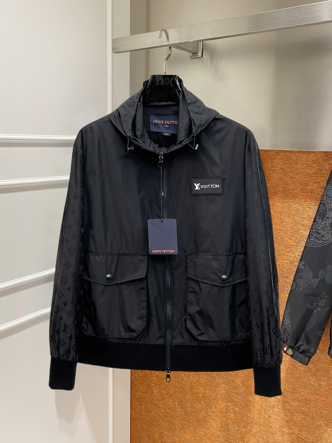 NO:746866,LV 2026 spring new jacket, the new product on the show is in perfect condition, comfortable and warm, complete with three labels, full and attractive color, very outstanding design, easily upgrades the fashion sense, extremely elegant and rigorous workmanship, neat and meticulous wiring!  A masterpiece from a famous designer!  The upper body does not look bloated and is super handsome!  Available size M ~ XXXL,,louis vuitton,jackets & coats,jackets & coats,19860909LV 2026开春新款夹克外套,秀场新品品相非常完美,舒适保暖,三标齐全色泽饱满诱人,非常出彩的设计,轻松将时髦感进阶,做工极为考究严谨,走线工整细致！大牌设计师巨作！上身不显臃肿、超级帅气！现货码数M ～ XXXL,,louis vuitton,jackets & coats,jackets & coats,,Men's clothing