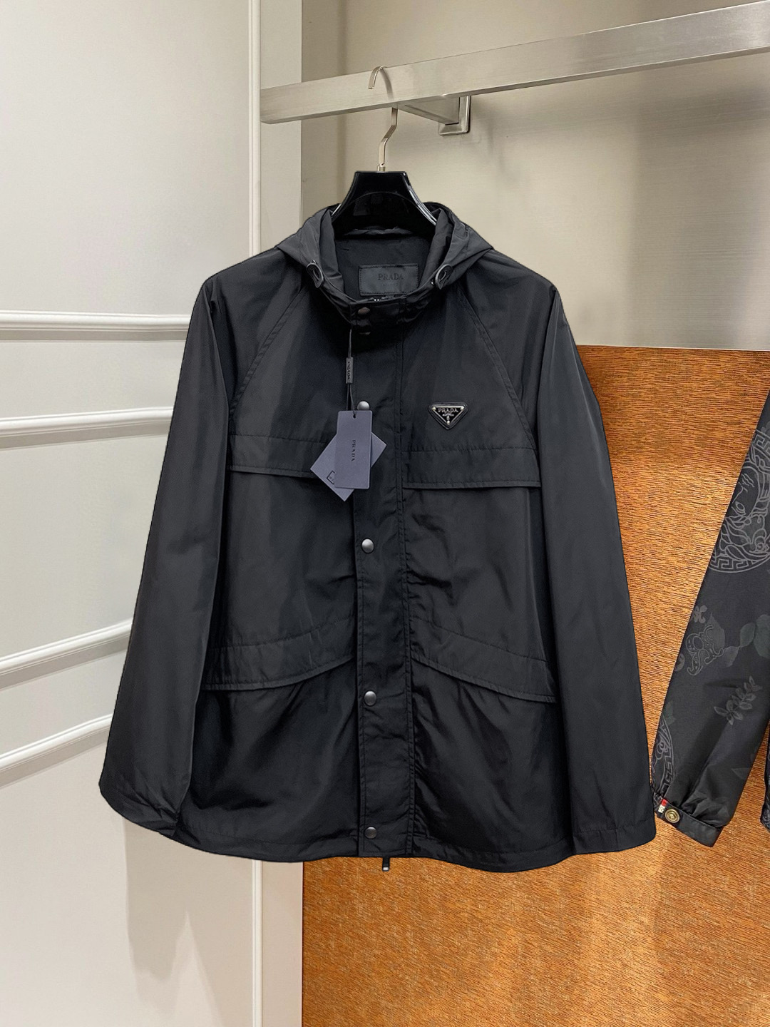 NO:746886,Prada's 2026 spring new jacket, the new product on the show is in perfect condition, comfortable and warm, complete with three colors, full and attractive colors, very outstanding design, easily upgrades the fashion sense, extremely elegant and rigorous workmanship, neat and meticulous wiring!  A masterpiece from a famous designer!  The upper body does not look bloated and is super handsome!  Available sizes M ~ XXXL,,prada,jackets & coats,jackets & coats,19860909普拉达 2026开春新款夹克外套,秀场新品品相非常完美,舒适保暖,三标齐全色泽饱满诱人,非常出彩的设计,轻松将时髦感进阶,做工极为考究严谨,走线工整细致！大牌设计师巨作！上身不显臃肿、超级帅气！现货码数M ～ XXXL,,prada,jackets & coats,jackets & coats,,Men's clothing