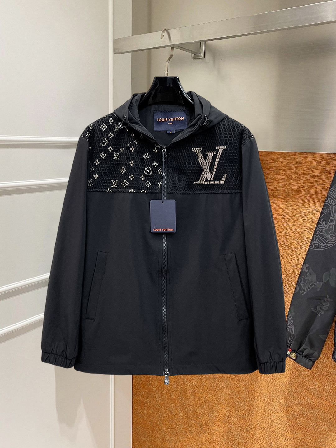 NO:746890,LV 2026 spring new jacket, the new product on the show is in perfect condition, comfortable and warm, complete with three labels, full and attractive color, very outstanding design, easily upgrades the fashion sense, extremely elegant and rigorous workmanship, neat and meticulous wiring!  A masterpiece from a famous designer!  The upper body does not look bloated and is super handsome!  Available size M ~ XXXL,,louis vuitton,jackets & coats,jackets & coats,19860909LV 2026开春新款夹克外套,秀场新品品相非常完美,舒适保暖,三标齐全色泽饱满诱人,非常出彩的设计,轻松将时髦感进阶,做工极为考究严谨,走线工整细致！大牌设计师巨作！上身不显臃肿、超级帅气！现货码数M ～ XXXL,,louis vuitton,jackets & coats,jackets & coats,,Men's clothing