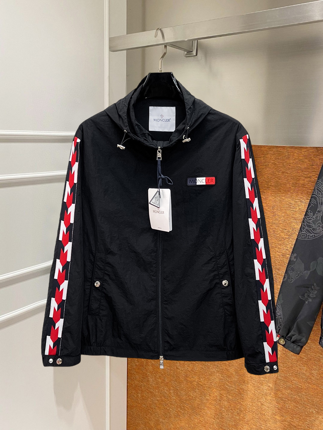 NO:746887,Mengkou 2026 new spring jacket, the new product on the show is in perfect condition, comfortable and warm, complete with three labels, full and attractive color, very outstanding design, easily upgrades the sense of fashion, the workmanship is extremely sophisticated and rigorous, and the wiring is neat and meticulous!  A masterpiece from a famous designer!  The upper body does not look bloated and is super handsome!  Available sizes M ~ XXXL,,Moncler,jackets & coats,jackets & coats,19860909蒙口 2026开春新款夹克外套,秀场新品品相非常完美,舒适保暖,三标齐全色泽饱满诱人,非常出彩的设计,轻松将时髦感进阶,做工极为考究严谨,走线工整细致！大牌设计师巨作！上身不显臃肿、超级帅气！现货码数M ～ XXXL,,Moncler,jackets & coats,jackets & coats,,Men's clothing