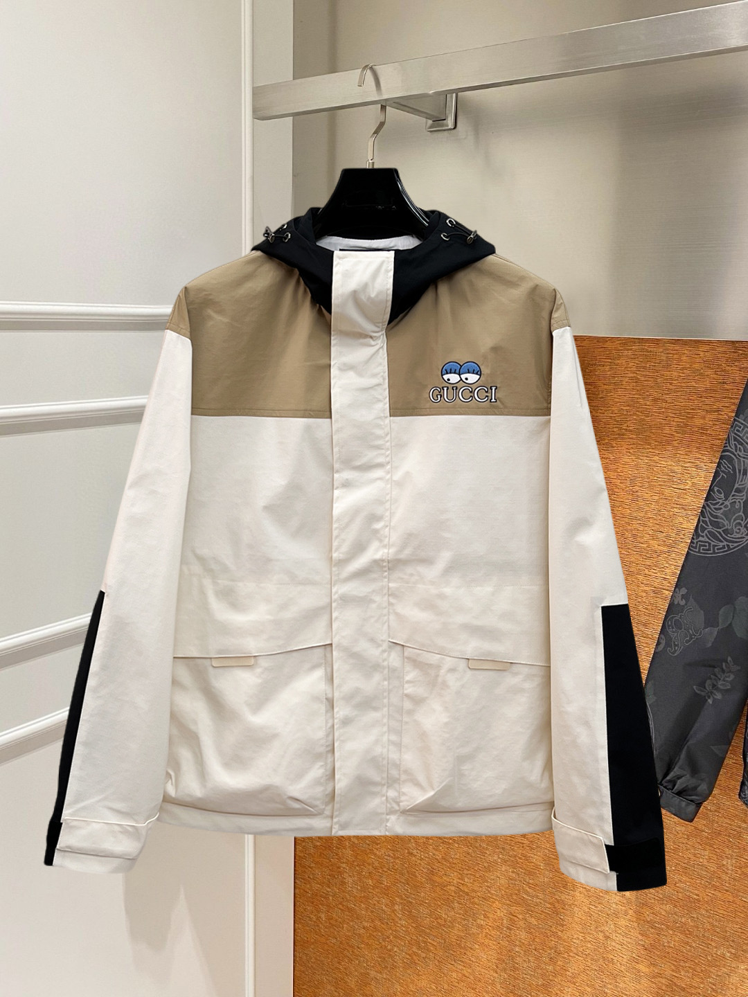 NO:746891,Gucci's 2026 spring new jacket, the new product on the show is in perfect condition, comfortable and warm, complete with three colors, full and attractive color, very outstanding design, easily upgrades the fashion sense, extremely elegant and rigorous workmanship, neat and meticulous wiring!  A masterpiece from a famous designer!  The upper body does not look bloated and is super handsome!  Available sizes M ~ XXXL,,jackets & coats,jackets & coats,19860909古奇 2026开春新款夹克外套,秀场新品品相非常完美,舒适保暖,三标齐全色泽饱满诱人,非常出彩的设计,轻松将时髦感进阶,做工极为考究严谨,走线工整细致！大牌设计师巨作！上身不显臃肿、超级帅气！现货码数M ～ XXXL,,jackets & coats,jackets & coats,,Men's clothing