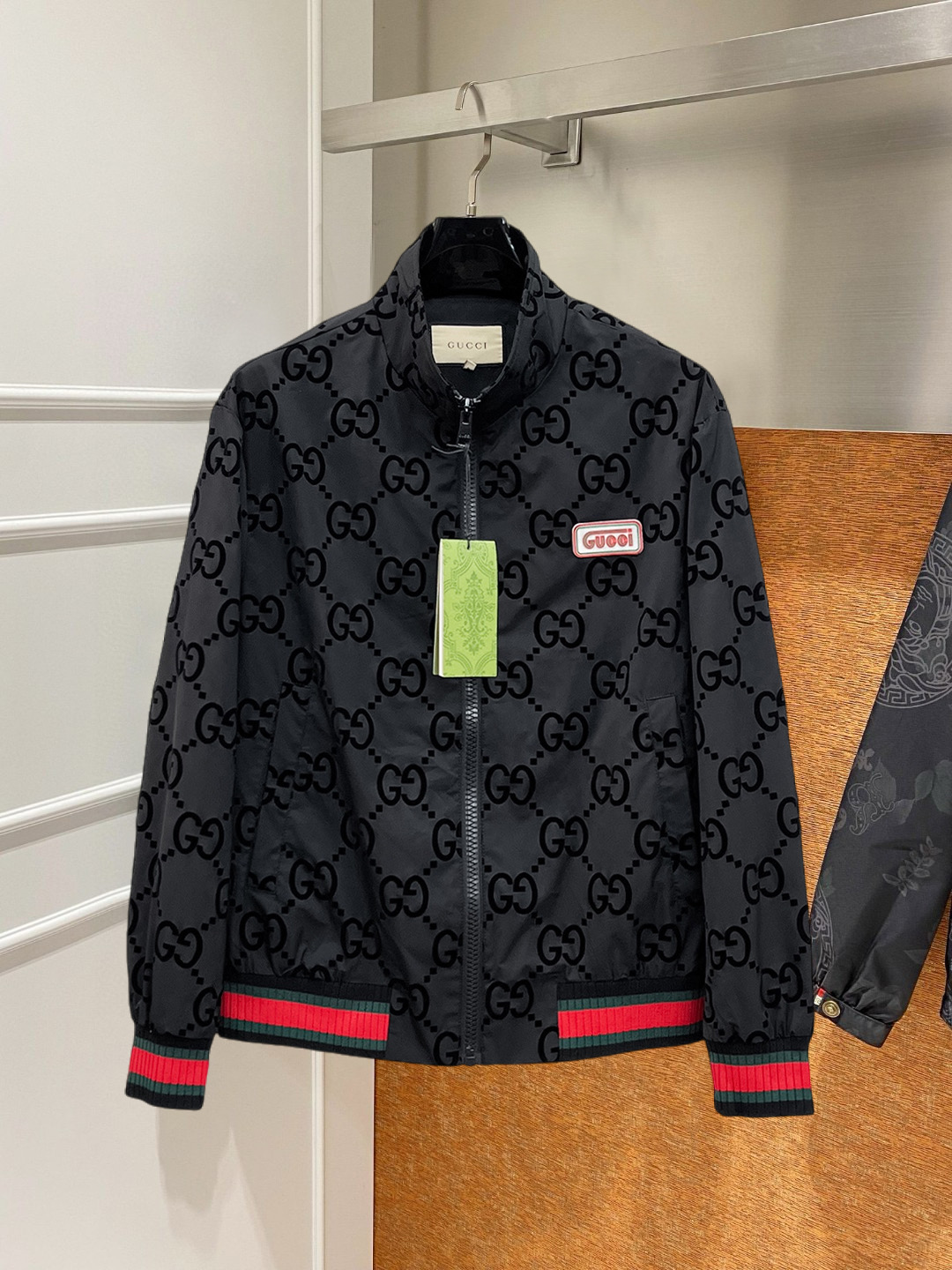 NO:746888,Gucci's 2026 spring new jacket, the new product on the show is in perfect condition, comfortable and warm, complete with three colors, full and attractive color, very outstanding design, easily upgrades the fashion sense, extremely elegant and rigorous workmanship, neat and meticulous wiring!  A masterpiece from a famous designer!  The upper body does not look bloated and is super handsome!  Available sizes M ~ XXXL,,jackets & coats,jackets & coats,19860909古奇 2026开春新款夹克外套,秀场新品品相非常完美,舒适保暖,三标齐全色泽饱满诱人,非常出彩的设计,轻松将时髦感进阶,做工极为考究严谨,走线工整细致！大牌设计师巨作！上身不显臃肿、超级帅气！现货码数M ～ XXXL,,jackets & coats,jackets & coats,,Men's clothing