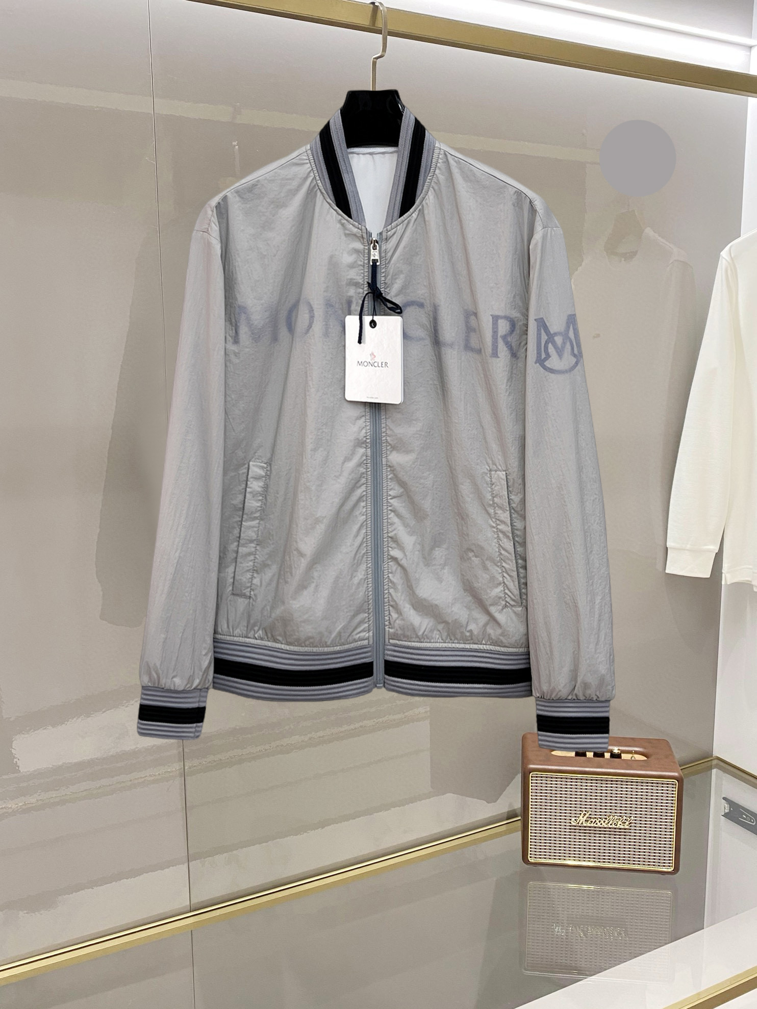 NO:732433,Mengkou 2026 new spring jacket, the new product on the show is in perfect condition, comfortable and warm, complete with three labels, full and attractive color, very outstanding design, easily upgrades the sense of fashion, the workmanship is extremely sophisticated and rigorous, and the wiring is neat and meticulous!  A masterpiece from a famous designer!  The upper body does not look bloated and is super handsome!  Available sizes M ~ XXXL,,Moncler,jackets & coats,jackets & coats,19860909蒙口 2026开春新款夹克外套,秀场新品品相非常完美,舒适保暖,三标齐全色泽饱满诱人,非常出彩的设计,轻松将时髦感进阶,做工极为考究严谨,走线工整细致！大牌设计师巨作！上身不显臃肿、超级帅气！现货码数M ～ XXXL,,Moncler,jackets & coats,jackets & coats,,Men's clothing