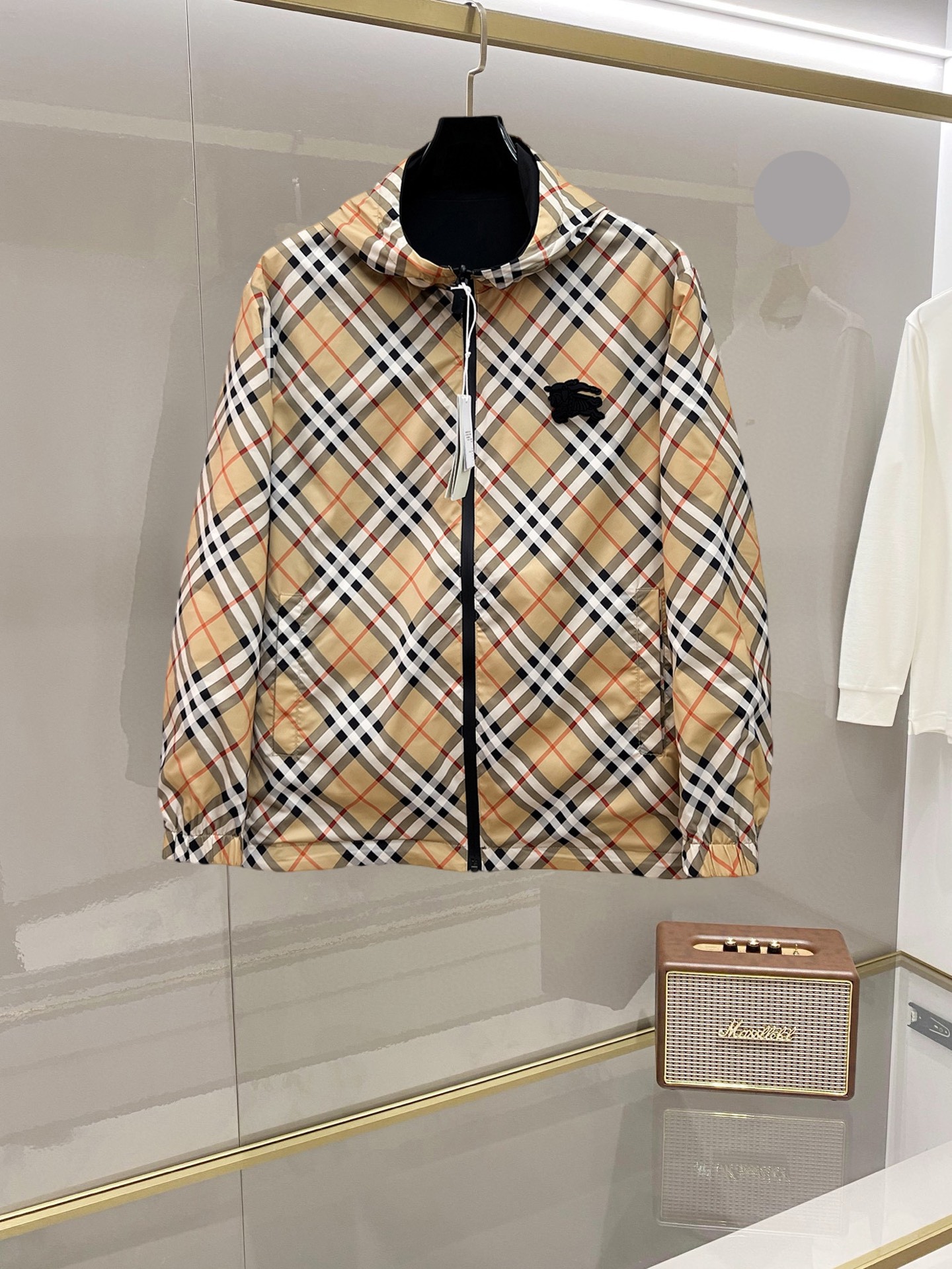 NO:732428,Burberry double-wearable, 2026 spring new jacket, the new product on the show is in perfect condition, comfortable and warm, complete with three labels, full and attractive color, very outstanding design, easily upgrades the fashion sense, extremely elegant and rigorous workmanship, neat and meticulous wiring!  A masterpiece from a famous designer!  The upper body does not look bloated and is super handsome!  Available size M ~ XXXL,,burberry,jackets & coats,jackets & coats,19860909巴宝莉 双面穿,2026开春新款夹克外套,秀场新品品相非常完美,舒适保暖,三标齐全色泽饱满诱人,非常出彩的设计,轻松将时髦感进阶,做工极为考究严谨,走线工整细致！大牌设计师巨作！上身不显臃肿、超级帅气！现货码数M ～ XXXL,,burberry,jackets & coats,jackets & coats,,Men's clothing