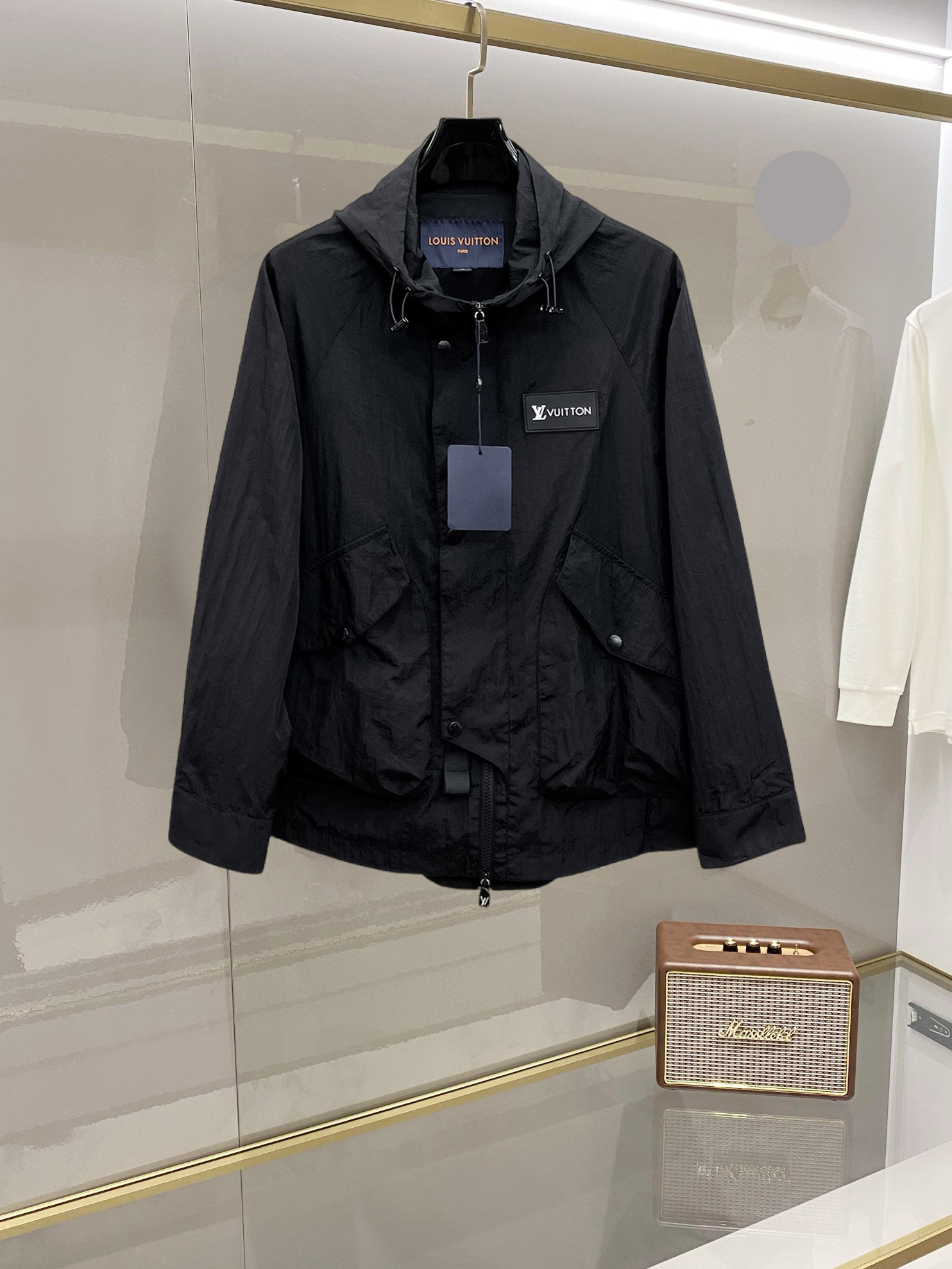 NO:732399,LV 2026 spring new jacket, the new product on the show is in perfect condition, comfortable and warm, complete with three labels, full and attractive color, very outstanding design, easily upgrades the fashion sense, extremely elegant and rigorous workmanship, neat and meticulous wiring!  A masterpiece from a famous designer!  The upper body does not look bloated and is super handsome!  Available size M ~ XXXL,,louis vuitton,jackets & coats,jackets & coats,19860909LV 2026开春新款夹克外套,秀场新品品相非常完美,舒适保暖,三标齐全色泽饱满诱人,非常出彩的设计,轻松将时髦感进阶,做工极为考究严谨,走线工整细致！大牌设计师巨作！上身不显臃肿、超级帅气！现货码数M ～ XXXL,,louis vuitton,jackets & coats,jackets & coats,,Men's clothing