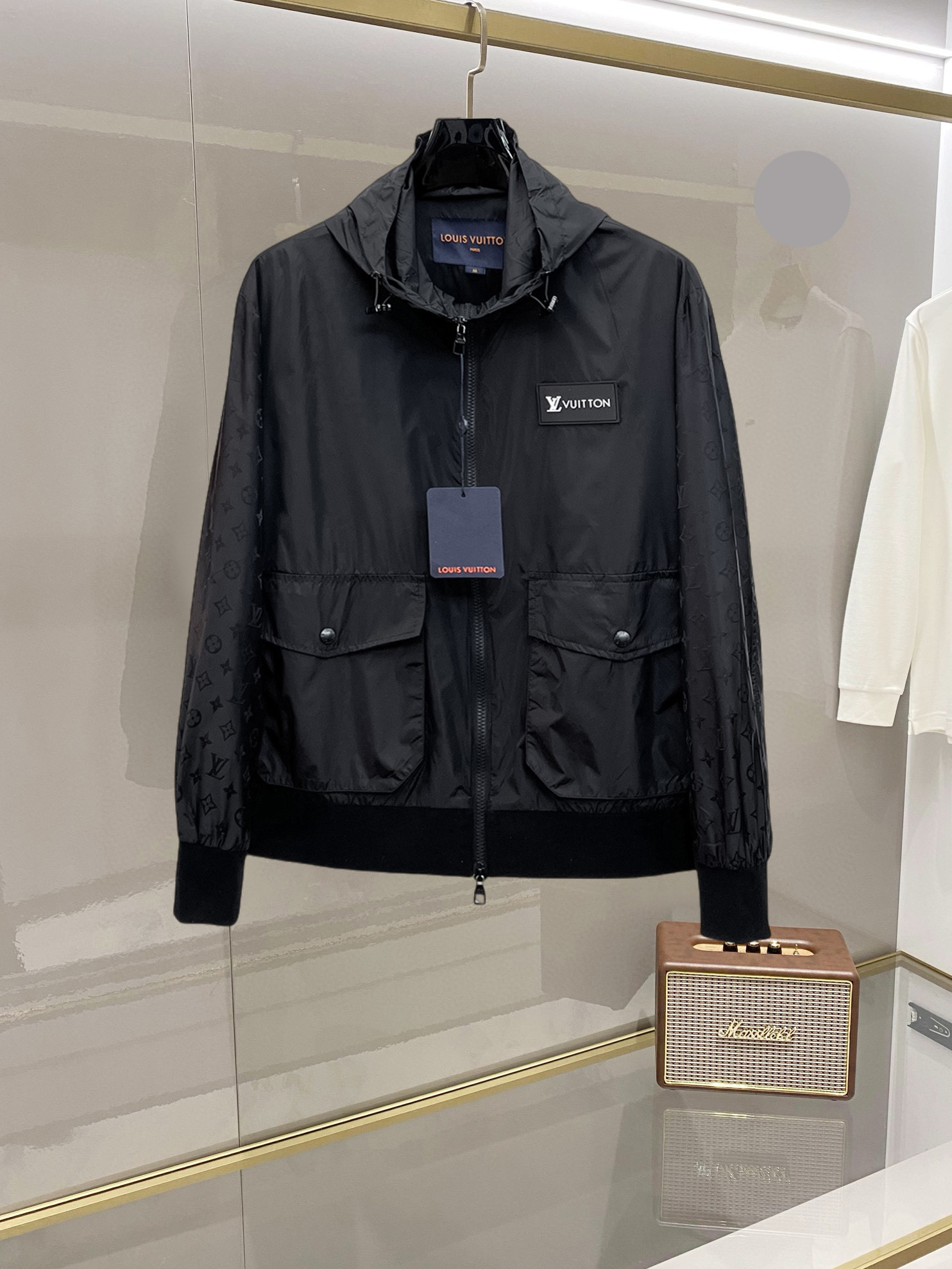 NO:732424,LV 2026 spring new jacket, the new product on the show is in perfect condition, comfortable and warm, complete with three labels, full and attractive color, very outstanding design, easily upgrades the fashion sense, extremely elegant and rigorous workmanship, neat and meticulous wiring!  A masterpiece from a famous designer!  The upper body does not look bloated and is super handsome!  Available size M ~ XXXL,,louis vuitton,jackets & coats,jackets & coats,19860909LV 2026开春新款夹克外套,秀场新品品相非常完美,舒适保暖,三标齐全色泽饱满诱人,非常出彩的设计,轻松将时髦感进阶,做工极为考究严谨,走线工整细致！大牌设计师巨作！上身不显臃肿、超级帅气！现货码数M ～ XXXL,,louis vuitton,jackets & coats,jackets & coats,,Men's clothing