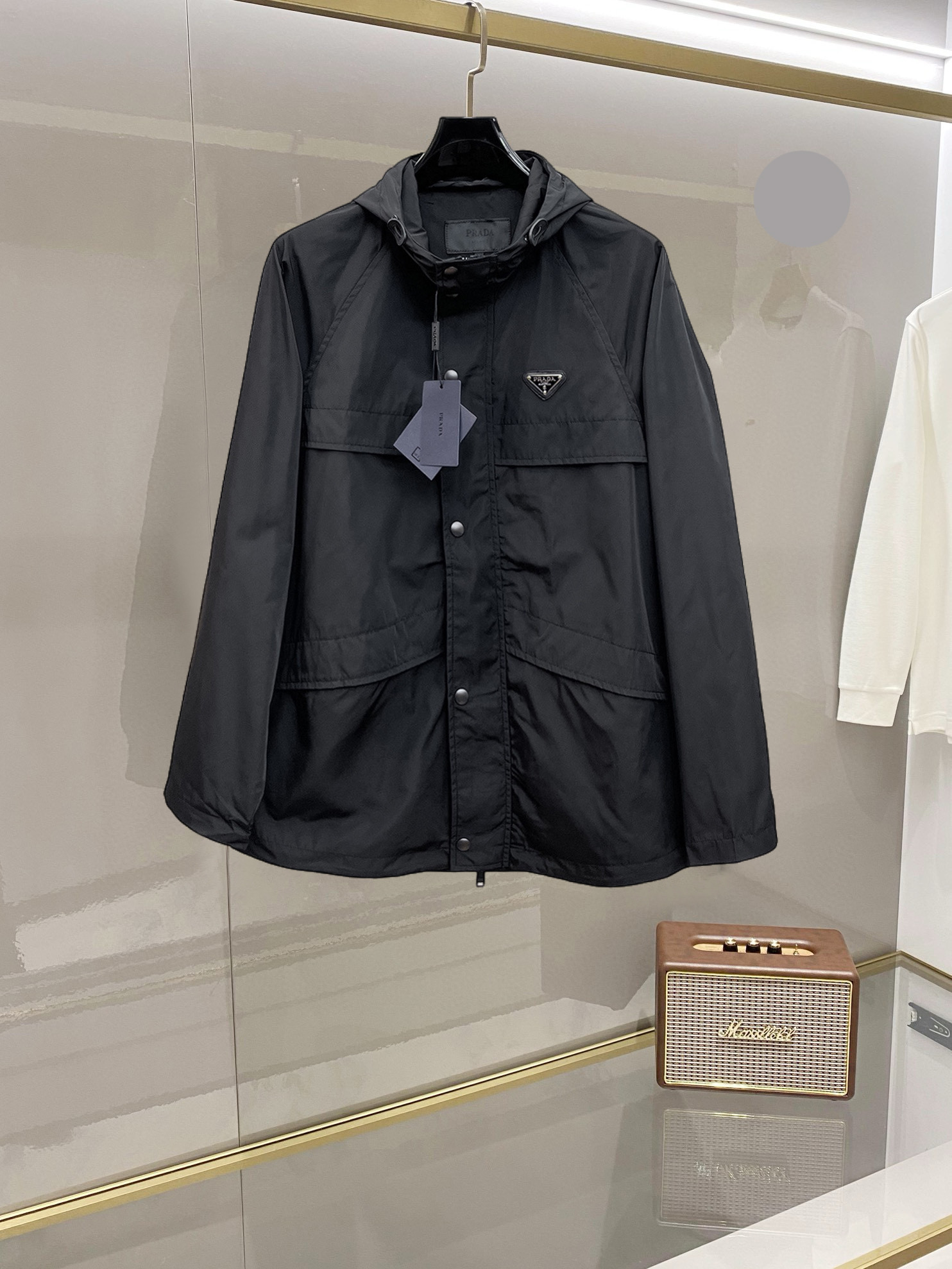 NO:732404,Prada's 2026 spring new jacket, the new product on the show is in perfect condition, comfortable and warm, complete with three colors, full and attractive colors, very outstanding design, easily upgrades the fashion sense, extremely elegant and rigorous workmanship, neat and meticulous wiring!  A masterpiece from a famous designer!  The upper body does not look bloated and is super handsome!  Available sizes M ~ XXXL,,prada,jackets & coats,jackets & coats,19860909普拉达 2026开春新款夹克外套,秀场新品品相非常完美,舒适保暖,三标齐全色泽饱满诱人,非常出彩的设计,轻松将时髦感进阶,做工极为考究严谨,走线工整细致！大牌设计师巨作！上身不显臃肿、超级帅气！现货码数M ～ XXXL,,prada,jackets & coats,jackets & coats,,Men's clothing