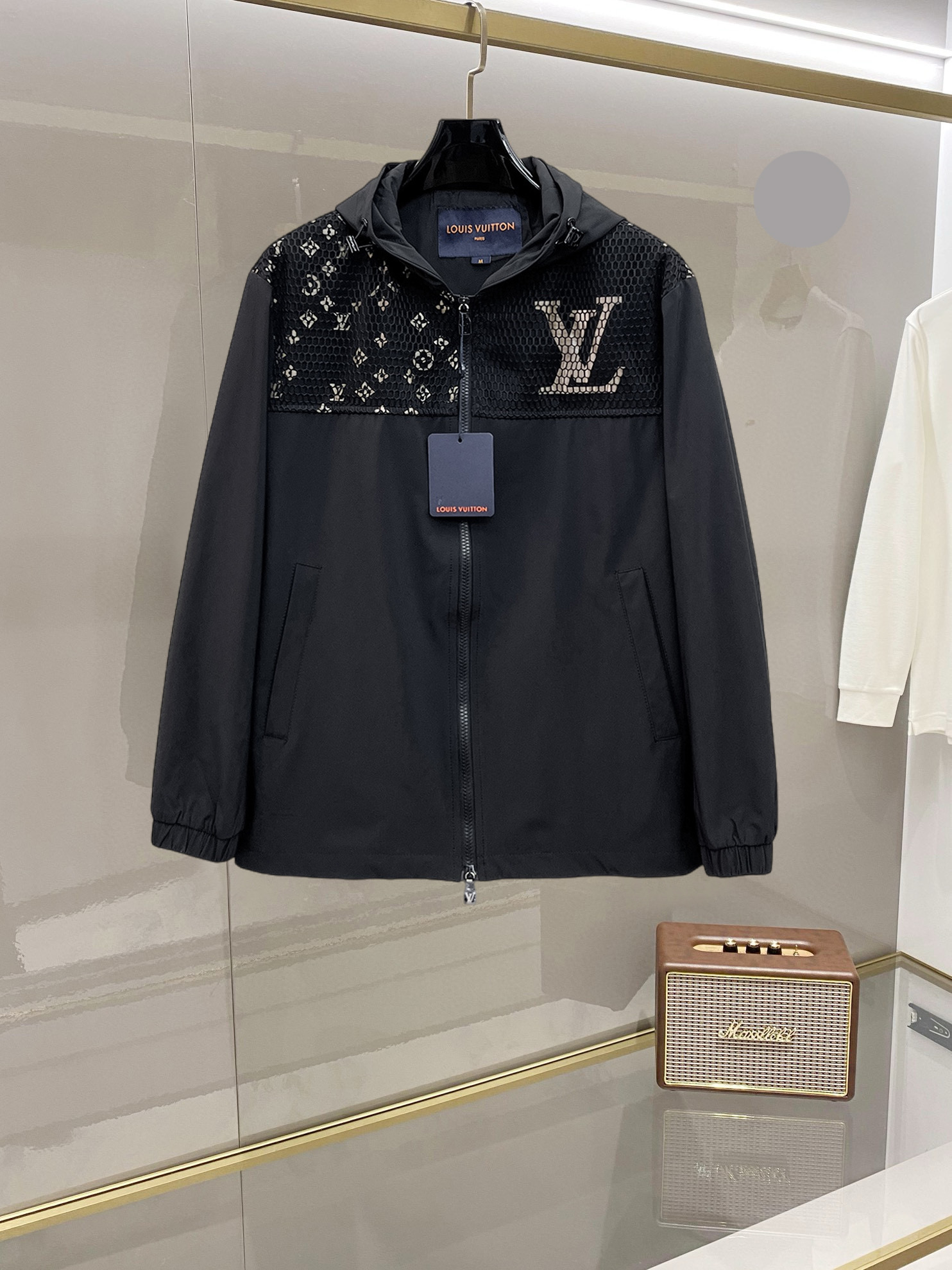 NO:732409,LV 2026 spring new jacket, the new product on the show is in perfect condition, comfortable and warm, complete with three labels, full and attractive color, very outstanding design, easily upgrades the fashion sense, extremely elegant and rigorous workmanship, neat and meticulous wiring!  A masterpiece from a famous designer!  The upper body does not look bloated and is super handsome!  Available size M ~ XXXL,,louis vuitton,jackets & coats,jackets & coats,19860909LV 2026开春新款夹克外套,秀场新品品相非常完美,舒适保暖,三标齐全色泽饱满诱人,非常出彩的设计,轻松将时髦感进阶,做工极为考究严谨,走线工整细致！大牌设计师巨作！上身不显臃肿、超级帅气！现货码数M ～ XXXL,,louis vuitton,jackets & coats,jackets & coats,,Men's clothing