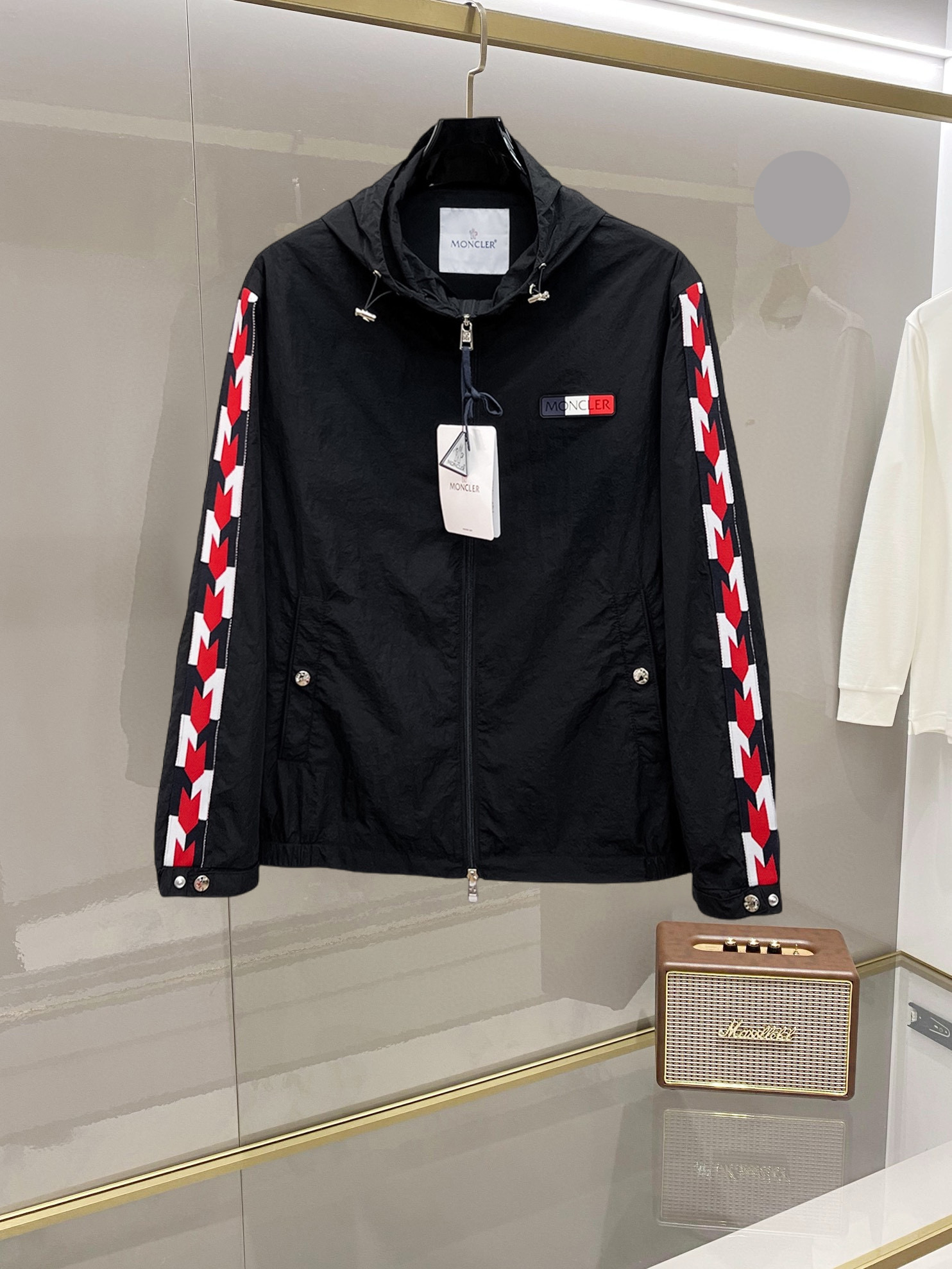 NO:732414,Mengkou 2026 new spring jacket, the new product on the show is in perfect condition, comfortable and warm, complete with three labels, full and attractive color, very outstanding design, easily upgrades the sense of fashion, the workmanship is extremely sophisticated and rigorous, and the wiring is neat and meticulous!  A masterpiece from a famous designer!  The upper body does not look bloated and is super handsome!  Available sizes M ~ XXXL,,Moncler,jackets & coats,jackets & coats,19860909蒙口 2026开春新款夹克外套,秀场新品品相非常完美,舒适保暖,三标齐全色泽饱满诱人,非常出彩的设计,轻松将时髦感进阶,做工极为考究严谨,走线工整细致！大牌设计师巨作！上身不显臃肿、超级帅气！现货码数M ～ XXXL,,Moncler,jackets & coats,jackets & coats,,Men's clothing