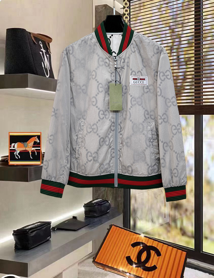 NO:734414,Gucci's 2026 new spring new original men's hooded windbreaker jacket is on sale simultaneously on the official website. Popular model. High version. Fashionable and versatile. Triangular logo design embroidered on the chest. Made of original imported polyester fiber memory fabric, which feels soft and delicate. The upper body is comfortable. Original imported lettering hardware accessories are provided by customers. The OEM factory makes fine lines and smooth lines, exquisite craftsmanship, and awesome styles. It is very fashionable and handsome with any combination. Highly recommended!  Counter sizes M-3XL (the largest size can wear about 200 pounds. Please state your height and weight when placing an order),,jackets & coats,jackets & coats,hats,19860909古奇 2026开春新款原单男士连帽风衣夹克外套 官网同步售卖 爆款 高版本 时尚百搭 胸前绣三角logo标设计 采用原版进口聚酯纤维记忆面料手感柔软细腻 上身舒适 客供原版进口刻字五金辅料配件,代工厂精细做线条流畅,工艺精致,版型超赞,随意搭配都非常时尚帅气强烈推荐哦！专柜尺码M-3XL（最大码可穿200斤左右 下单请报身高体重),,jackets & coats,jackets & coats,hats,,Men's clothing