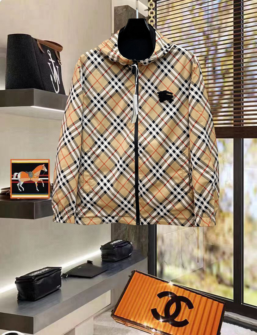 NO:734430,Burberry Reversible, 2026 Spring New Original Men's Hooded Windbreaker Jacket Jacket, sold simultaneously on the official website, hot style, high version, fashionable and versatile, triangle logo design embroidered on the chest, made of original imported polyester fiber memory fabric, soft and delicate to the touch, comfortable on the upper body, original imported lettering hardware accessories, OEM factory finely made with smooth lines, exquisite craftsmanship, awesome version, very fashionable and handsome with any combination, highly recommended!  Counter sizes M-3XL (the largest size can wear about 200 pounds, please state your height and weight when placing an order),,burberry,jackets & coats,jackets & coats,hats,19860909巴宝莉 双面穿,2026开春新款原单男士连帽风衣夹克外套 官网同步售卖 爆款 高版本 时尚百搭 胸前绣三角logo标设计 采用原版进口聚酯纤维记忆面料手感柔软细腻 上身舒适 客供原版进口刻字五金辅料配件,代工厂精细做线条流畅,工艺精致,版型超赞,随意搭配都非常时尚帅气强烈推荐哦！专柜尺码M-3XL（最大码可穿200斤左右 下单请报身高体重),,burberry,jackets & coats,jackets & coats,hats,,Men's clothing