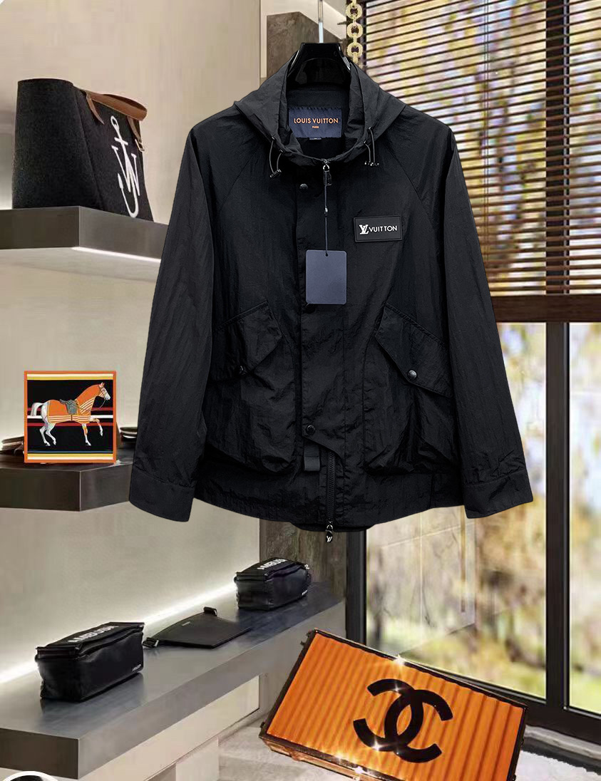NO:734409,LV 2026 new spring new original men's hooded windbreaker jacket, sold simultaneously on the official website, popular model, high version, fashionable and versatile, triangle logo design embroidered on the chest, made of original imported polyester fiber memory fabric, soft and delicate to the touch, comfortable on the upper body, original imported lettering hardware accessories, OEM factory finely made with smooth lines, exquisite craftsmanship, awesome version, casual matching is very fashionable and handsome, highly recommended!  Counter sizes M-3XL (the largest size can wear about 200 pounds, please state your height and weight when placing an order),,louis vuitton,jackets & coats,jackets & coats,hats,19860909LV 2026开春新款原单男士连帽风衣夹克外套 官网同步售卖 爆款 高版本 时尚百搭 胸前绣三角logo标设计 采用原版进口聚酯纤维记忆面料手感柔软细腻 上身舒适 客供原版进口刻字五金辅料配件,代工厂精细做线条流畅,工艺精致,版型超赞,随意搭配都非常时尚帅气强烈推荐哦！专柜尺码M-3XL（最大码可穿200斤左右 下单请报身高体重),,louis vuitton,jackets & coats,jackets & coats,hats,,Men's clothing