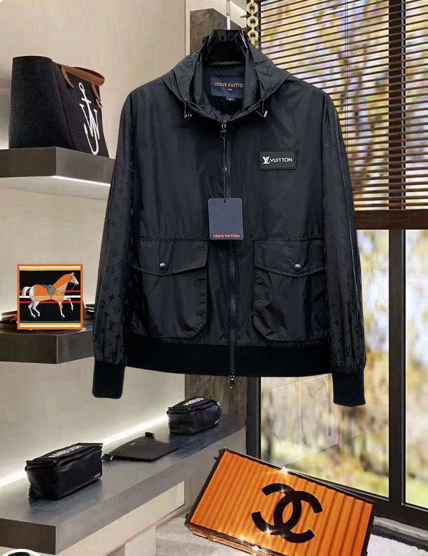 NO:734434,LV 2026 new spring new original men's hooded windbreaker jacket, sold simultaneously on the official website, popular model, high version, fashionable and versatile, triangle logo design embroidered on the chest, made of original imported polyester fiber memory fabric, soft and delicate to the touch, comfortable on the upper body, original imported lettering hardware accessories, OEM factory finely made with smooth lines, exquisite craftsmanship, awesome version, casual matching is very fashionable and handsome, highly recommended!  Counter sizes M-3XL (the largest size can wear about 200 pounds, please state your height and weight when placing an order),,louis vuitton,jackets & coats,jackets & coats,hats,19860909LV 2026开春新款原单男士连帽风衣夹克外套 官网同步售卖 爆款 高版本 时尚百搭 胸前绣三角logo标设计 采用原版进口聚酯纤维记忆面料手感柔软细腻 上身舒适 客供原版进口刻字五金辅料配件,代工厂精细做线条流畅,工艺精致,版型超赞,随意搭配都非常时尚帅气强烈推荐哦！专柜尺码M-3XL（最大码可穿200斤左右 下单请报身高体重),,louis vuitton,jackets & coats,jackets & coats,hats,,Men's clothing