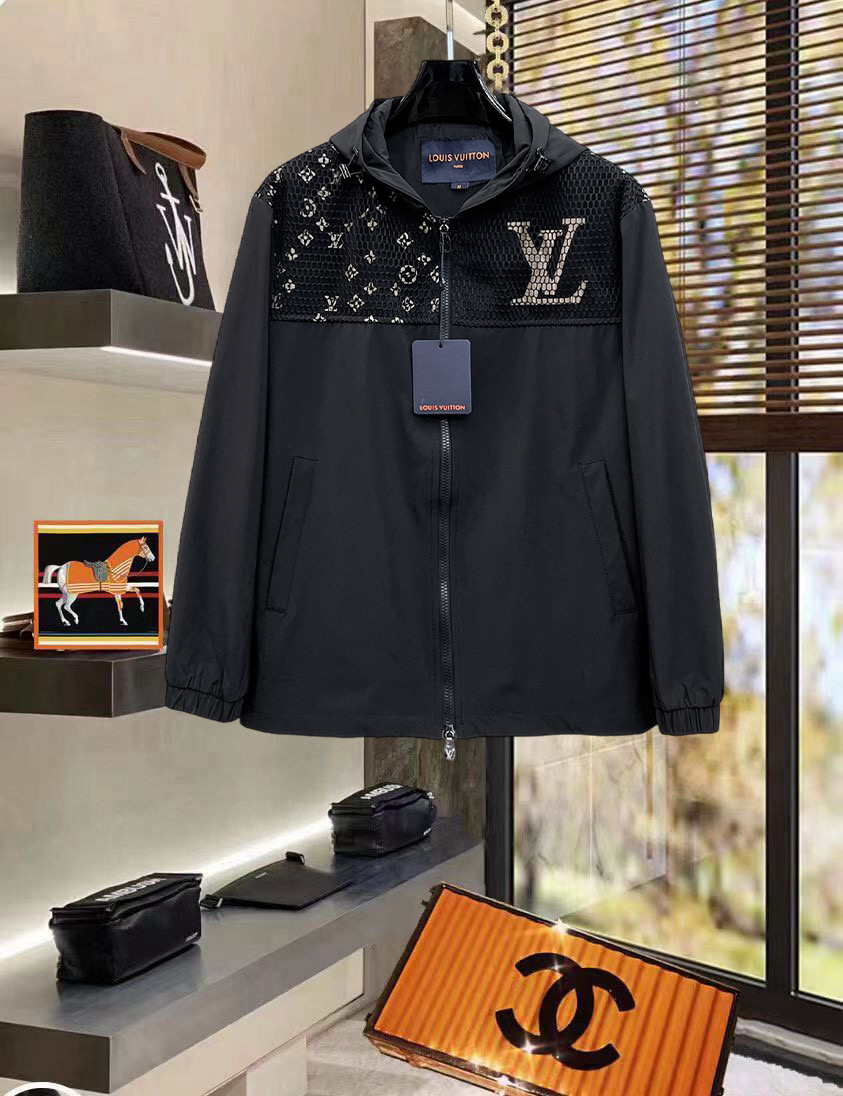 NO:734399,LV 2026 new spring new original men's hooded windbreaker jacket, sold simultaneously on the official website, popular model, high version, fashionable and versatile, triangle logo design embroidered on the chest, made of original imported polyester fiber memory fabric, soft and delicate to the touch, comfortable on the upper body, original imported lettering hardware accessories, OEM factory finely made with smooth lines, exquisite craftsmanship, awesome version, casual matching is very fashionable and handsome, highly recommended!  Counter sizes M-3XL (the largest size can wear about 200 pounds, please state your height and weight when placing an order),,louis vuitton,jackets & coats,jackets & coats,hats,19860909LV 2026开春新款原单男士连帽风衣夹克外套 官网同步售卖 爆款 高版本 时尚百搭 胸前绣三角logo标设计 采用原版进口聚酯纤维记忆面料手感柔软细腻 上身舒适 客供原版进口刻字五金辅料配件,代工厂精细做线条流畅,工艺精致,版型超赞,随意搭配都非常时尚帅气强烈推荐哦！专柜尺码M-3XL（最大码可穿200斤左右 下单请报身高体重),,louis vuitton,jackets & coats,jackets & coats,hats,,Men's clothing