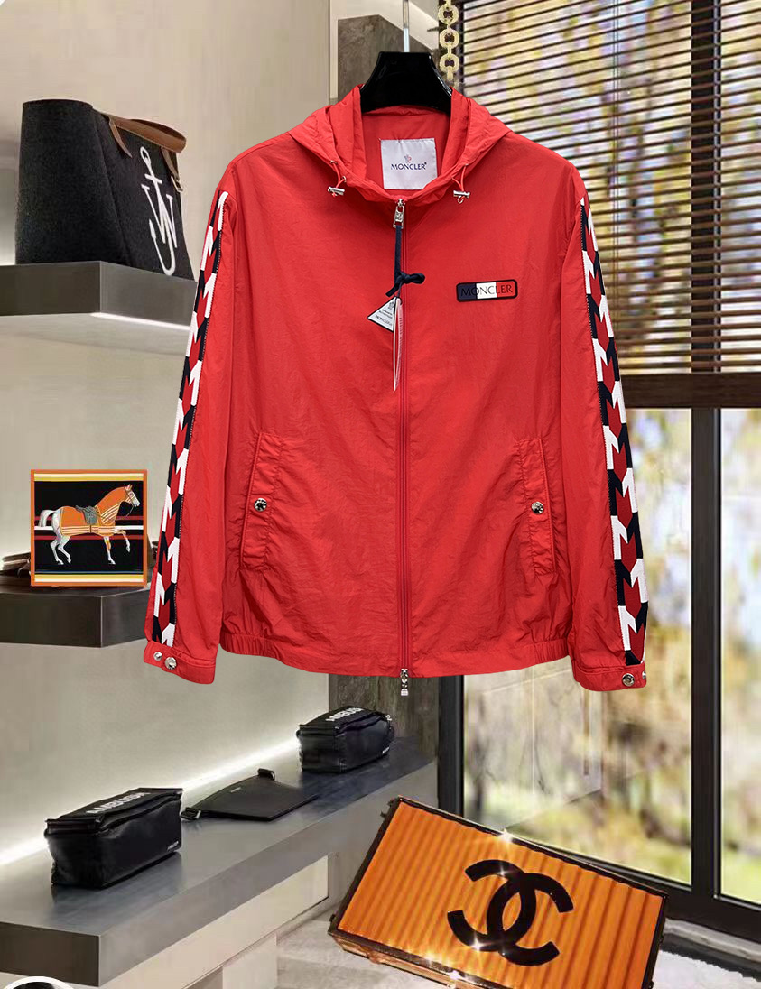NO:734404,Mengkou 2026 spring new original men's hooded windbreaker jacket, sold simultaneously on the official website, popular model, high version, fashionable and versatile, triangle logo design embroidered on the chest, using original imported polyester fiber memory fabric, soft and delicate feel, comfortable upper body, original imported lettering hardware accessories, OEM factory finely made with smooth lines, exquisite craftsmanship, awesome version, very fashionable and handsome with any combination, highly recommended!  Counter sizes M-3XL (the largest size can wear about 200 pounds, please state your height and weight when placing an order),,Moncler,jackets & coats,jackets & coats,hats,19860909蒙口 2026开春新款原单男士连帽风衣夹克外套 官网同步售卖 爆款 高版本 时尚百搭 胸前绣三角logo标设计 采用原版进口聚酯纤维记忆面料手感柔软细腻 上身舒适 客供原版进口刻字五金辅料配件,代工厂精细做线条流畅,工艺精致,版型超赞,随意搭配都非常时尚帅气强烈推荐哦！专柜尺码M-3XL（最大码可穿200斤左右 下单请报身高体重),,Moncler,jackets & coats,jackets & coats,hats,,Men's clothing