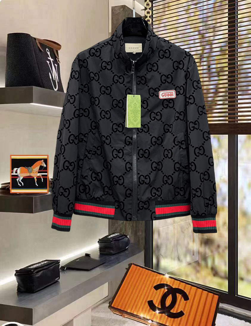 NO:734393,Gucci's 2026 new spring new original men's hooded windbreaker jacket is on sale simultaneously on the official website. Popular model. High version. Fashionable and versatile. Triangular logo design embroidered on the chest. Made of original imported polyester fiber memory fabric, which feels soft and delicate. The upper body is comfortable. Original imported lettering hardware accessories are provided by customers. The OEM factory makes fine lines and smooth lines, exquisite craftsmanship, and awesome styles. It is very fashionable and handsome with any combination. Highly recommended!  Counter sizes M-3XL (the largest size can wear about 200 pounds. Please state your height and weight when placing an order),,jackets & coats,jackets & coats,hats,19860909古奇 2026开春新款原单男士连帽风衣夹克外套 官网同步售卖 爆款 高版本 时尚百搭 胸前绣三角logo标设计 采用原版进口聚酯纤维记忆面料手感柔软细腻 上身舒适 客供原版进口刻字五金辅料配件,代工厂精细做线条流畅,工艺精致,版型超赞,随意搭配都非常时尚帅气强烈推荐哦！专柜尺码M-3XL（最大码可穿200斤左右 下单请报身高体重),,jackets & coats,jackets & coats,hats,,Men's clothing