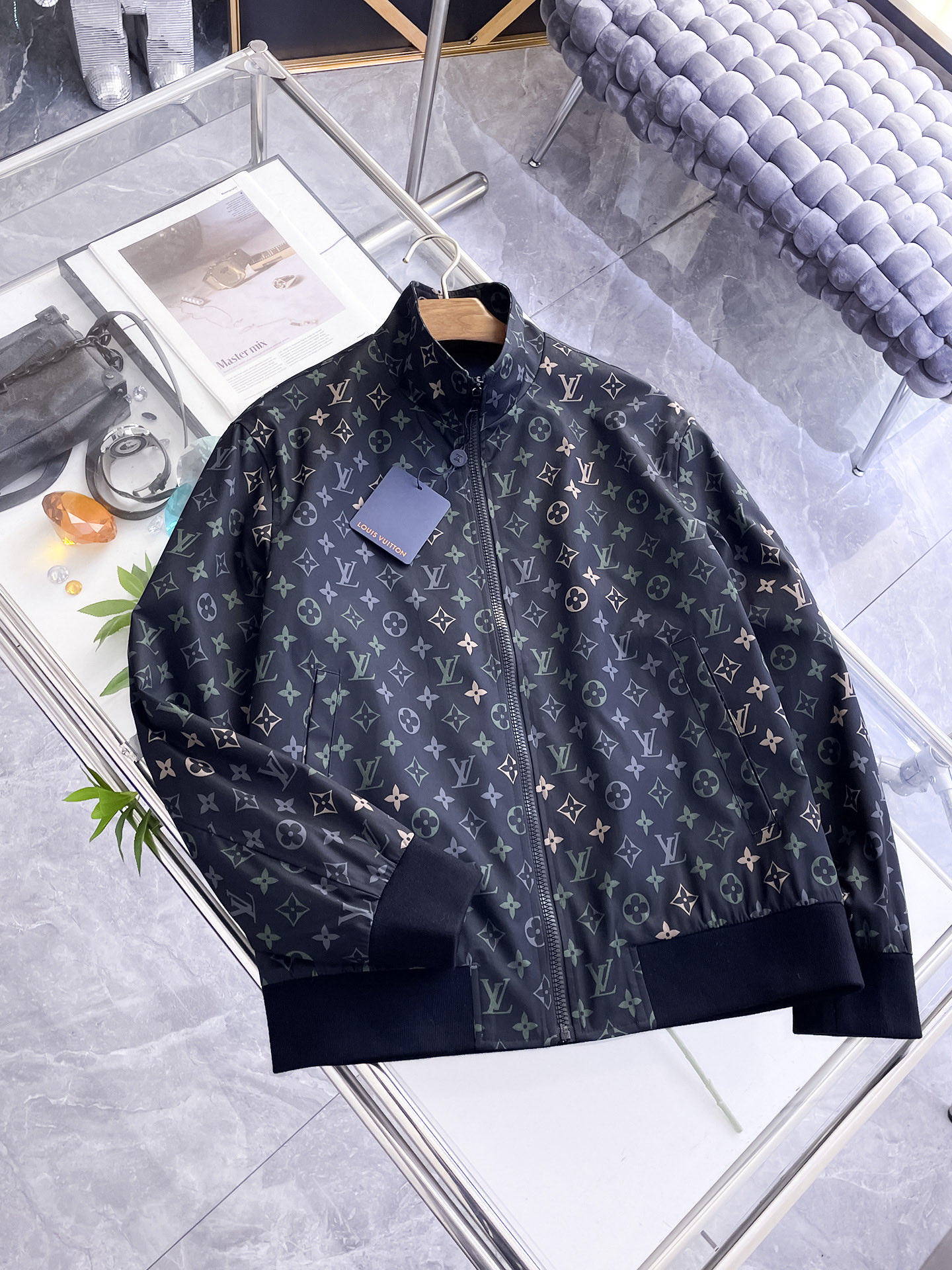 NO:732195,LV 2026 spring new jacket, the new product on the show is in perfect condition, comfortable and warm, complete with three labels, full and attractive color, very outstanding design, easily upgrades the fashion sense, extremely elegant and rigorous workmanship, neat and meticulous wiring!  A masterpiece from a famous designer!  The upper body does not look bloated and is super handsome!  Available size M ~ XXXL,,louis vuitton,jackets & coats,jackets & coats,19860909LV 2026开春新款夹克外套,秀场新品品相非常完美,舒适保暖,三标齐全色泽饱满诱人,非常出彩的设计,轻松将时髦感进阶,做工极为考究严谨,走线工整细致！大牌设计师巨作！上身不显臃肿、超级帅气！现货码数M ～ XXXL,,louis vuitton,jackets & coats,jackets & coats,,Men's clothing