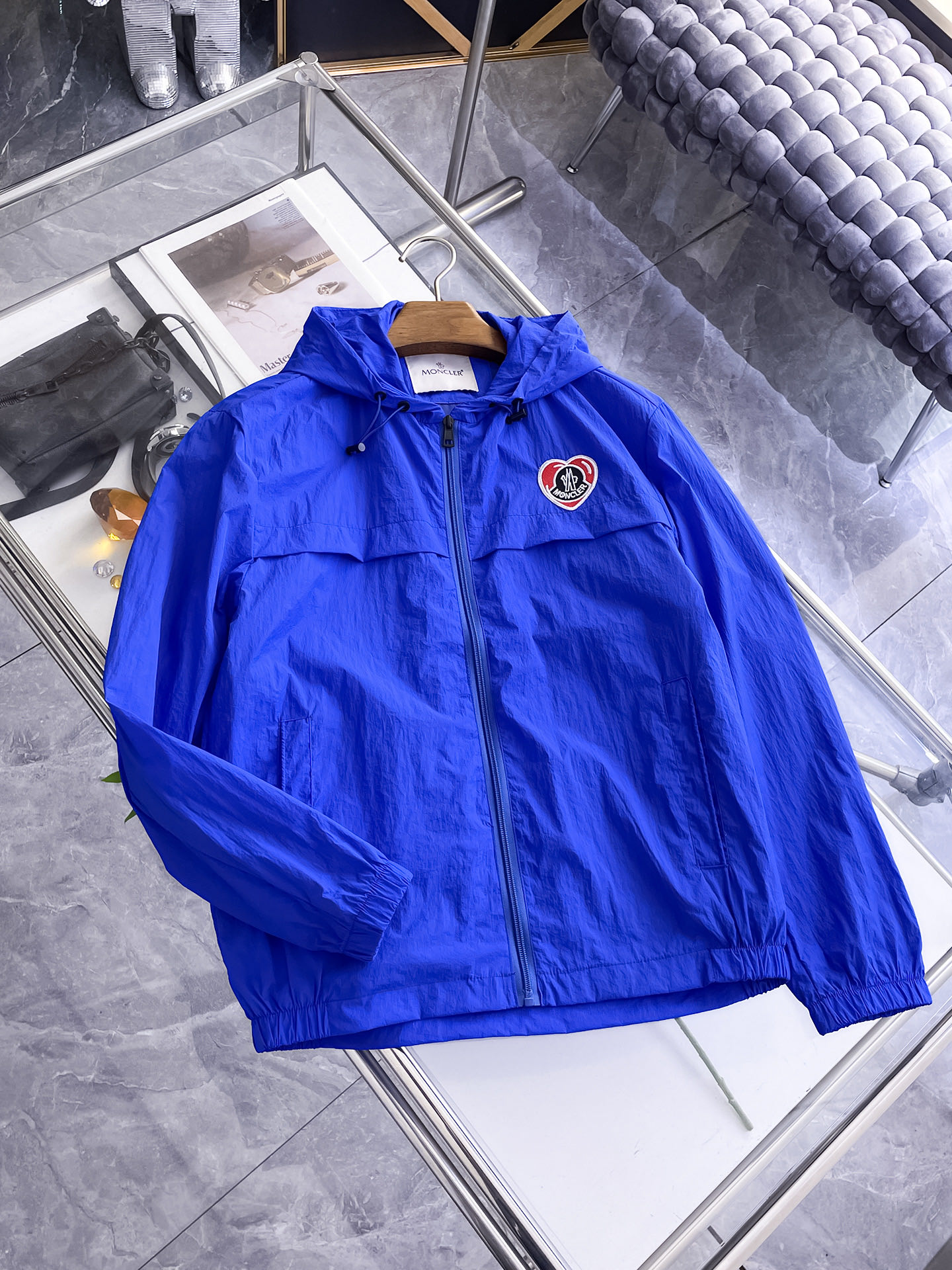 NO:732221,Mengkou 2026 new spring jacket, the new product on the show is in perfect condition, comfortable and warm, complete with three labels, full and attractive color, very outstanding design, easily upgrades the sense of fashion, the workmanship is extremely sophisticated and rigorous, and the wiring is neat and meticulous!  A masterpiece from a famous designer!  The upper body does not look bloated and is super handsome!  Available sizes M ~ XXXL,,Moncler,jackets & coats,jackets & coats,19860909蒙口 2026开春新款夹克外套,秀场新品品相非常完美,舒适保暖,三标齐全色泽饱满诱人,非常出彩的设计,轻松将时髦感进阶,做工极为考究严谨,走线工整细致！大牌设计师巨作！上身不显臃肿、超级帅气！现货码数M ～ XXXL,,Moncler,jackets & coats,jackets & coats,,Men's clothing