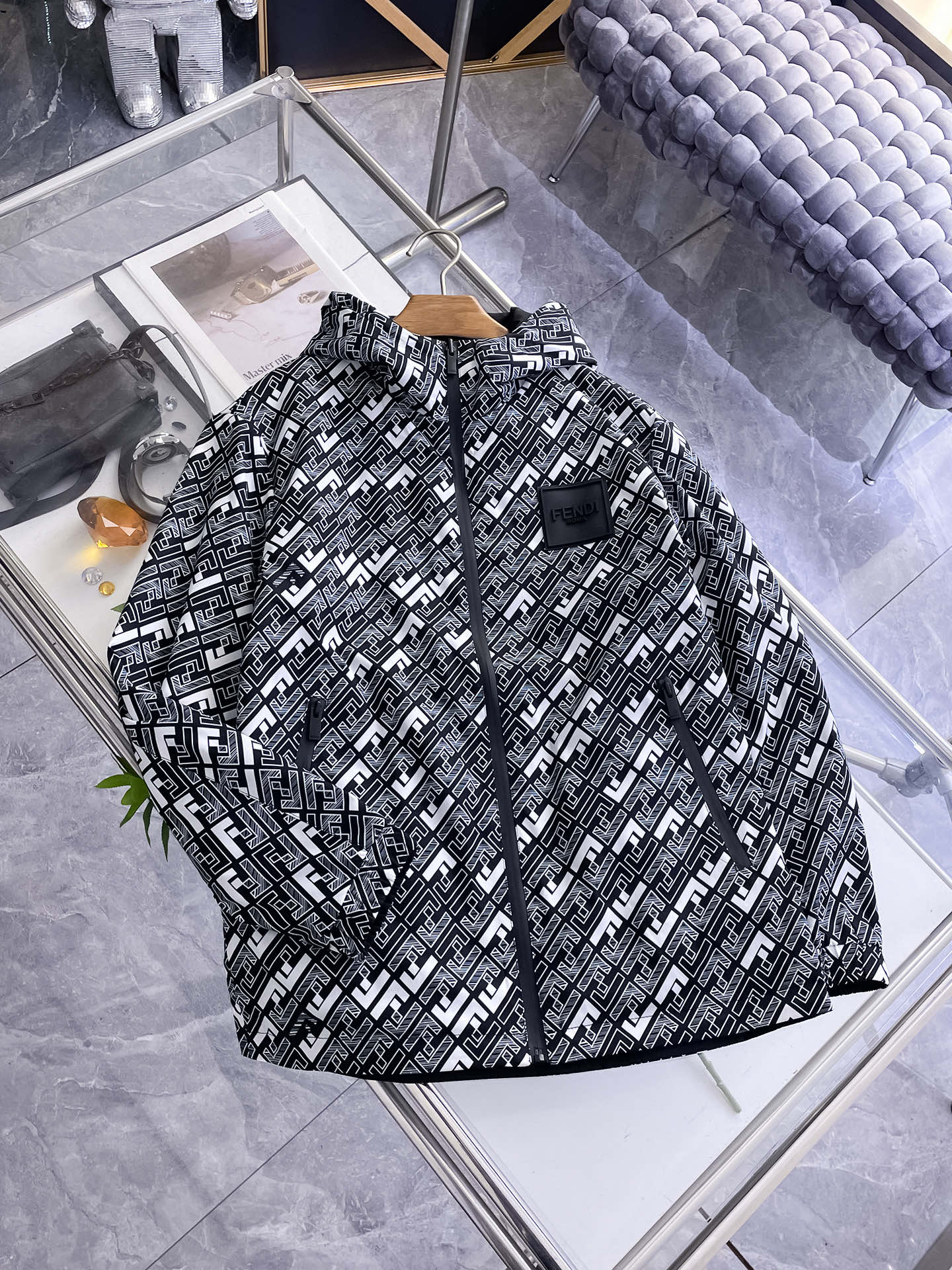 NO:732217,Fendi reversible, 2026 spring new jacket, the new product on the show is in perfect condition, comfortable and warm, complete with three labels, full and attractive color, very outstanding design, easily upgrades the fashion sense, extremely elegant and rigorous workmanship, neat and meticulous wiring!  A masterpiece from a famous designer!  The upper body does not look bloated and is super handsome!  Available sizes M ~ XXXL,,fendi,jackets & coats,jackets & coats,19860909芬迪 双面穿,2026开春新款夹克外套,秀场新品品相非常完美,舒适保暖,三标齐全色泽饱满诱人,非常出彩的设计,轻松将时髦感进阶,做工极为考究严谨,走线工整细致！大牌设计师巨作！上身不显臃肿、超级帅气！现货码数M ～ XXXL,,fendi,jackets & coats,jackets & coats,,Men's clothing