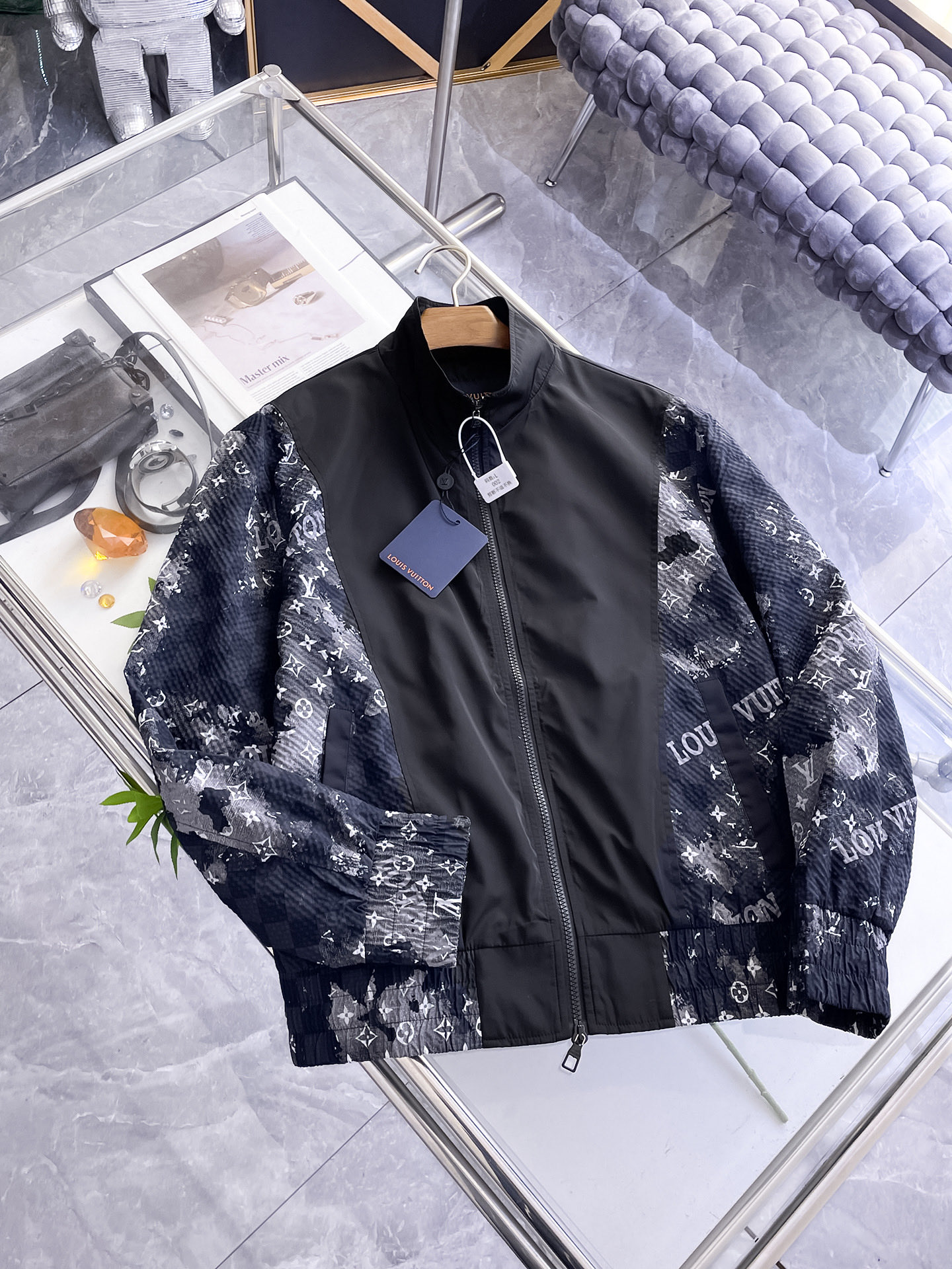 NO:732213,LV 2026 spring new jacket, the new product on the show is in perfect condition, comfortable and warm, complete with three labels, full and attractive color, very outstanding design, easily upgrades the fashion sense, extremely elegant and rigorous workmanship, neat and meticulous wiring!  A masterpiece from a famous designer!  The upper body does not look bloated and is super handsome!  Available size M ~ XXXL,,louis vuitton,jackets & coats,jackets & coats,19860909LV 2026开春新款夹克外套,秀场新品品相非常完美,舒适保暖,三标齐全色泽饱满诱人,非常出彩的设计,轻松将时髦感进阶,做工极为考究严谨,走线工整细致！大牌设计师巨作！上身不显臃肿、超级帅气！现货码数M ～ XXXL,,louis vuitton,jackets & coats,jackets & coats,,Men's clothing