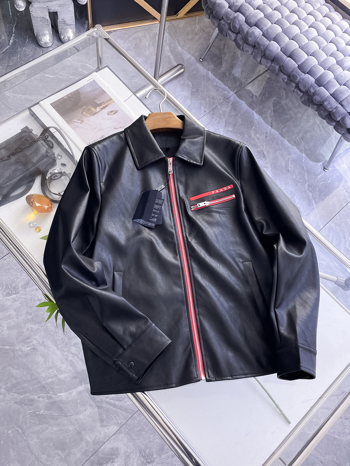 NO:732200,Same style as Prada official website, sold simultaneously!  2026 spring new men's leather jacket, original three-standard high-end version!  Custom-made fabrics at the counter are highly breathable and comfortable, with impeccable details and brand element design concepts, reflecting high quality. It feels delicate and soft!  It presents a casual cut and the upper body shape is awesome!  Sizes M～3XL can be worn up to 200 pounds, please state your height and weight when placing an order.,,prada,jackets & coats,jackets & coats,leather jacket,19860909普拉达 官网同款,同步发售！2026春季新款男士夹克皮衣外套,原单三标齐全高端版本！专柜定制面料 透气舒适度高,细节无可挑剔,品牌元素设计理念,体现高品质.手感细腻柔软！呈现休闲裁剪,上身版型超赞！码数M～3XL最大穿200斤,下单报身高体重.,,prada,jackets & coats,jackets & coats,leather jacket,,Men's clothing