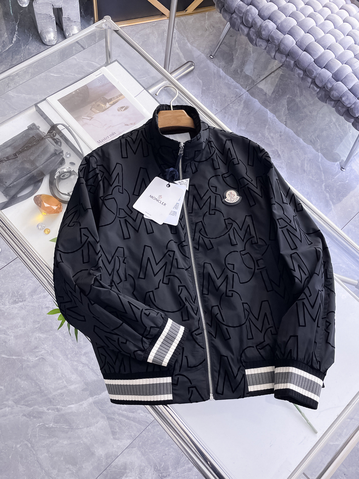 NO:732209,Mengkou 2026 new spring jacket, the new product on the show is in perfect condition, comfortable and warm, complete with three labels, full and attractive color, very outstanding design, easily upgrades the sense of fashion, the workmanship is extremely sophisticated and rigorous, and the wiring is neat and meticulous!  A masterpiece from a famous designer!  The upper body does not look bloated and is super handsome!  Available sizes M ~ XXXL,,Moncler,jackets & coats,jackets & coats,19860909蒙口 2026开春新款夹克外套,秀场新品品相非常完美,舒适保暖,三标齐全色泽饱满诱人,非常出彩的设计,轻松将时髦感进阶,做工极为考究严谨,走线工整细致！大牌设计师巨作！上身不显臃肿、超级帅气！现货码数M ～ XXXL,,Moncler,jackets & coats,jackets & coats,,Men's clothing