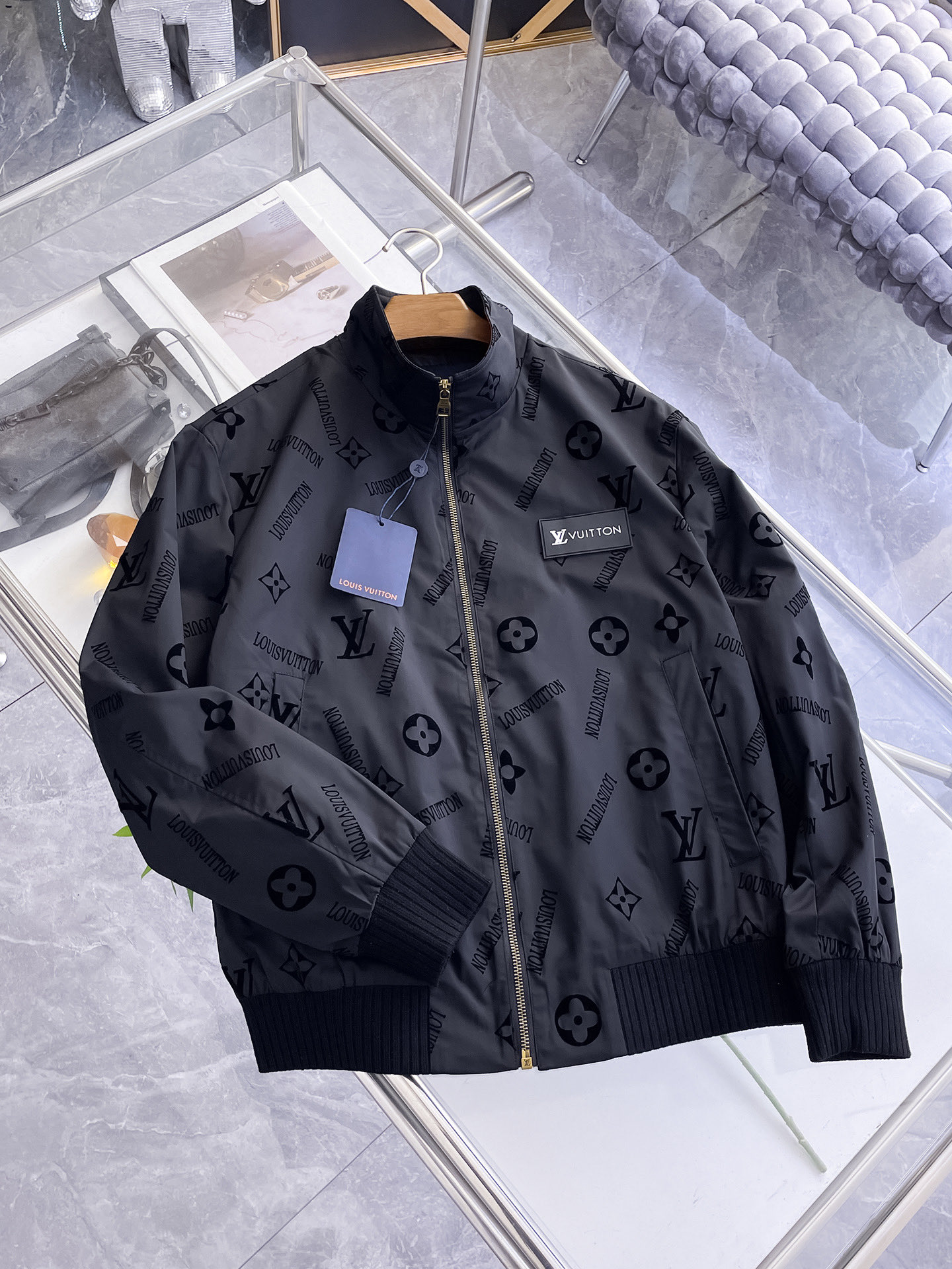 NO:732205,LV 2026 spring new jacket, the new product on the show is in perfect condition, comfortable and warm, complete with three labels, full and attractive color, very outstanding design, easily upgrades the fashion sense, extremely elegant and rigorous workmanship, neat and meticulous wiring!  A masterpiece from a famous designer!  The upper body does not look bloated and is super handsome!  Available size M ~ XXXL,,louis vuitton,jackets & coats,jackets & coats,19860909LV 2026开春新款夹克外套,秀场新品品相非常完美,舒适保暖,三标齐全色泽饱满诱人,非常出彩的设计,轻松将时髦感进阶,做工极为考究严谨,走线工整细致！大牌设计师巨作！上身不显臃肿、超级帅气！现货码数M ～ XXXL,,louis vuitton,jackets & coats,jackets & coats,,Men's clothing