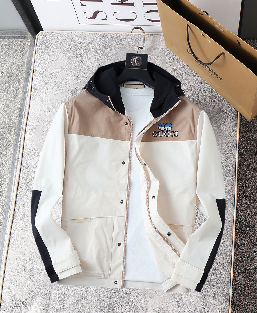 NO:762015,Gucci's 2026 spring new jacket, the new product on the show is in perfect condition, comfortable and warm, complete with three colors, full and attractive color, very outstanding design, easily upgrades the fashion sense, extremely elegant and rigorous workmanship, neat and meticulous wiring!  A masterpiece from a famous designer!  The upper body does not look bloated and is super handsome!  Available sizes M ~ XXXL,,jackets & coats,jackets & coats,19860909古奇 2026开春新款夹克外套,秀场新品品相非常完美,舒适保暖,三标齐全色泽饱满诱人,非常出彩的设计,轻松将时髦感进阶,做工极为考究严谨,走线工整细致！大牌设计师巨作！上身不显臃肿、超级帅气！现货码数M ～ XXXL,,jackets & coats,jackets & coats,,Men's clothing