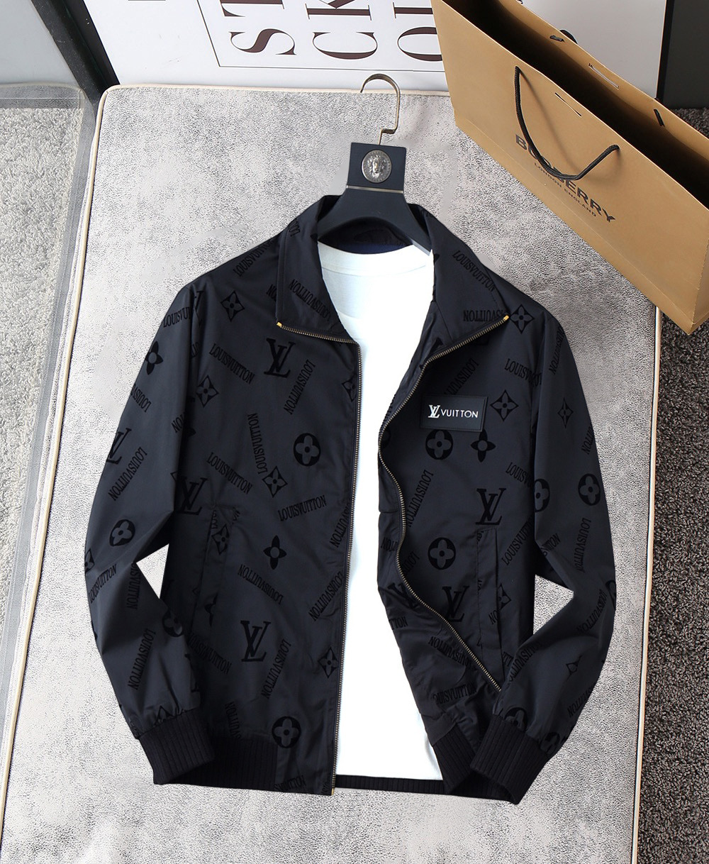 NO:761983,LV 2026 spring new jacket, the new product on the show is in perfect condition, comfortable and warm, complete with three labels, full and attractive color, very outstanding design, easily upgrades the fashion sense, extremely elegant and rigorous workmanship, neat and meticulous wiring!  A masterpiece from a famous designer!  The upper body does not look bloated and is super handsome!  Available size M ~ XXXL,,louis vuitton,jackets & coats,jackets & coats,19860909LV 2026开春新款夹克外套,秀场新品品相非常完美,舒适保暖,三标齐全色泽饱满诱人,非常出彩的设计,轻松将时髦感进阶,做工极为考究严谨,走线工整细致！大牌设计师巨作！上身不显臃肿、超级帅气！现货码数M ～ XXXL,,louis vuitton,jackets & coats,jackets & coats,,Men's clothing