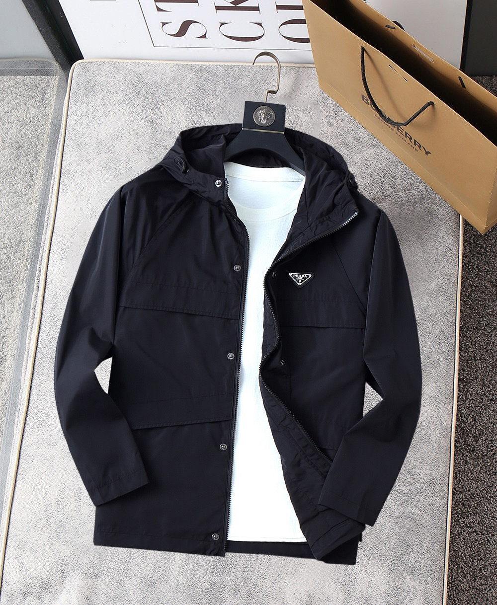 NO:761993,Prada's 2026 spring new jacket, the new product on the show is in perfect condition, comfortable and warm, complete with three colors, full and attractive colors, very outstanding design, easily upgrades the fashion sense, extremely elegant and rigorous workmanship, neat and meticulous wiring!  A masterpiece from a famous designer!  The upper body does not look bloated and is super handsome!  Available sizes M ~ XXXL,,prada,jackets & coats,jackets & coats,19860909普拉达 2026开春新款夹克外套,秀场新品品相非常完美,舒适保暖,三标齐全色泽饱满诱人,非常出彩的设计,轻松将时髦感进阶,做工极为考究严谨,走线工整细致！大牌设计师巨作！上身不显臃肿、超级帅气！现货码数M ～ XXXL,,prada,jackets & coats,jackets & coats,,Men's clothing