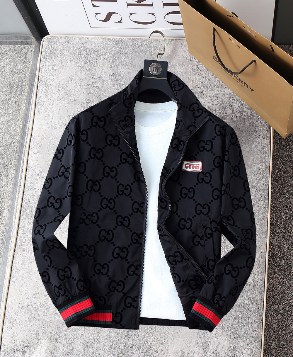 NO:761998,Gucci's 2026 spring new jacket, the new product on the show is in perfect condition, comfortable and warm, complete with three colors, full and attractive color, very outstanding design, easily upgrades the fashion sense, extremely elegant and rigorous workmanship, neat and meticulous wiring!  A masterpiece from a famous designer!  The upper body does not look bloated and is super handsome!  Available sizes M ~ XXXL,,jackets & coats,jackets & coats,19860909古奇 2026开春新款夹克外套,秀场新品品相非常完美,舒适保暖,三标齐全色泽饱满诱人,非常出彩的设计,轻松将时髦感进阶,做工极为考究严谨,走线工整细致！大牌设计师巨作！上身不显臃肿、超级帅气！现货码数M ～ XXXL,,jackets & coats,jackets & coats,,Men's clothing