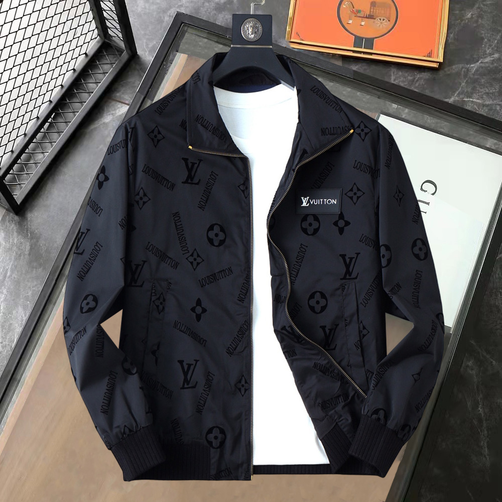 NO:737191,LV 2026 spring new jacket, the new product on the show is in perfect condition, comfortable and warm, complete with three labels, full and attractive color, very outstanding design, easily upgrades the fashion sense, extremely elegant and rigorous workmanship, neat and meticulous wiring!  A masterpiece from a famous designer!  The upper body does not look bloated and is super handsome!  Available size M ~ XXXL,,louis vuitton,jackets & coats,jackets & coats,19860909LV 2026开春新款夹克外套,秀场新品品相非常完美,舒适保暖,三标齐全色泽饱满诱人,非常出彩的设计,轻松将时髦感进阶,做工极为考究严谨,走线工整细致！大牌设计师巨作！上身不显臃肿、超级帅气！现货码数M ～ XXXL,,louis vuitton,jackets & coats,jackets & coats,,Men's clothing