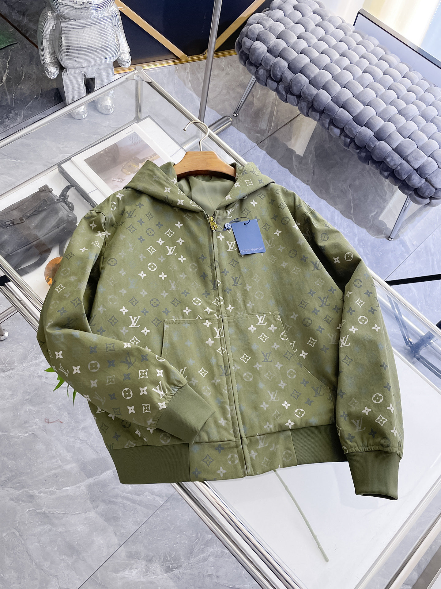 NO:732225,LV 2026 spring new jacket, the new product on the show is in perfect condition, comfortable and warm, complete with three labels, full and attractive color, very outstanding design, easily upgrades the fashion sense, extremely elegant and rigorous workmanship, neat and meticulous wiring!  A masterpiece from a famous designer!  The upper body does not look bloated and is super handsome!  Available size M ~ XXXL,,louis vuitton,jackets & coats,jackets & coats,19860909LV 2026开春新款夹克外套,秀场新品品相非常完美,舒适保暖,三标齐全色泽饱满诱人,非常出彩的设计,轻松将时髦感进阶,做工极为考究严谨,走线工整细致！大牌设计师巨作！上身不显臃肿、超级帅气！现货码数M ～ XXXL,,louis vuitton,jackets & coats,jackets & coats,,Men's clothing