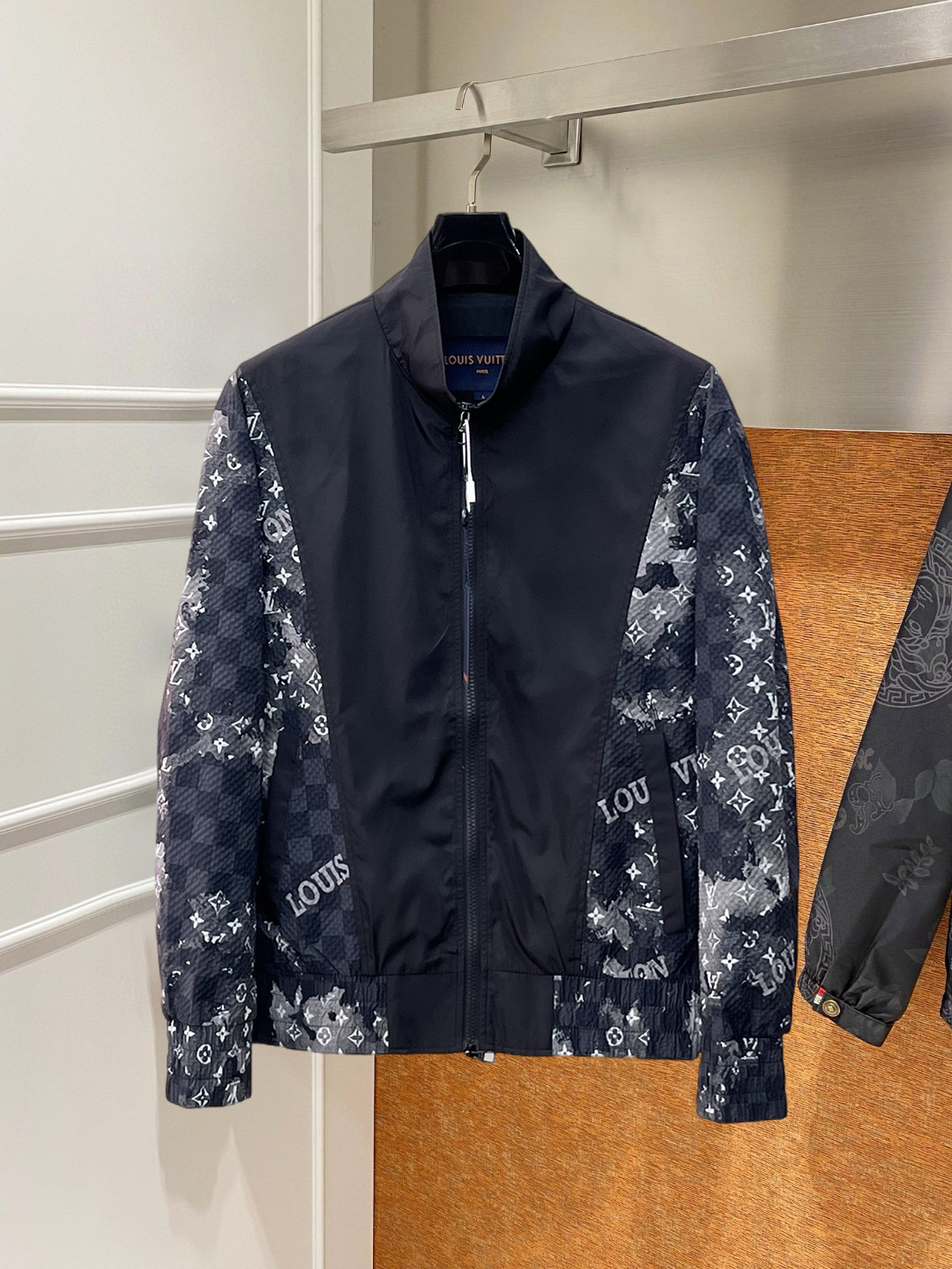 NO:746870,LV 2026 spring new jacket, the new product on the show is in perfect condition, comfortable and warm, complete with three labels, full and attractive color, very outstanding design, easily upgrades the fashion sense, extremely elegant and rigorous workmanship, neat and meticulous wiring!  A masterpiece from a famous designer!  The upper body does not look bloated and is super handsome!  Available size M ~ XXXL,,louis vuitton,jackets & coats,jackets & coats,19860909LV 2026开春新款夹克外套,秀场新品品相非常完美,舒适保暖,三标齐全色泽饱满诱人,非常出彩的设计,轻松将时髦感进阶,做工极为考究严谨,走线工整细致！大牌设计师巨作！上身不显臃肿、超级帅气！现货码数M ～ XXXL,,louis vuitton,jackets & coats,jackets & coats,,Men's clothing