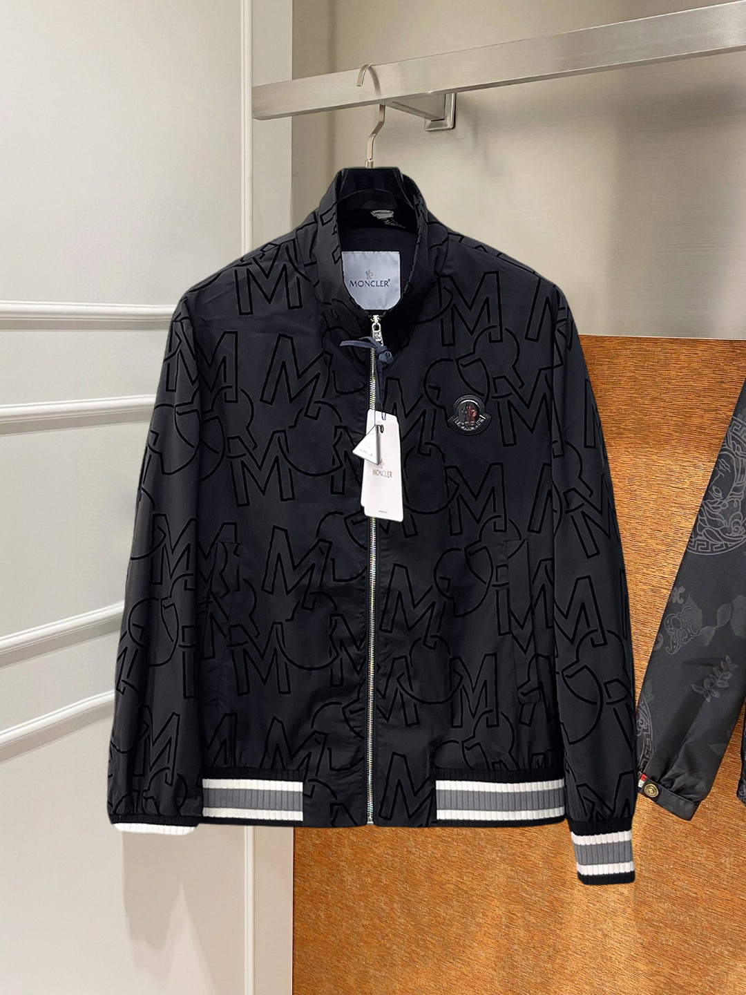 NO:746878,Mengkou 2026 new spring jacket, the new product on the show is in perfect condition, comfortable and warm, complete with three labels, full and attractive color, very outstanding design, easily upgrades the sense of fashion, the workmanship is extremely sophisticated and rigorous, and the wiring is neat and meticulous!  A masterpiece from a famous designer!  The upper body does not look bloated and is super handsome!  Available sizes M ~ XXXL,,Moncler,jackets & coats,jackets & coats,19860909蒙口 2026开春新款夹克外套,秀场新品品相非常完美,舒适保暖,三标齐全色泽饱满诱人,非常出彩的设计,轻松将时髦感进阶,做工极为考究严谨,走线工整细致！大牌设计师巨作！上身不显臃肿、超级帅气！现货码数M ～ XXXL,,Moncler,jackets & coats,jackets & coats,,Men's clothing