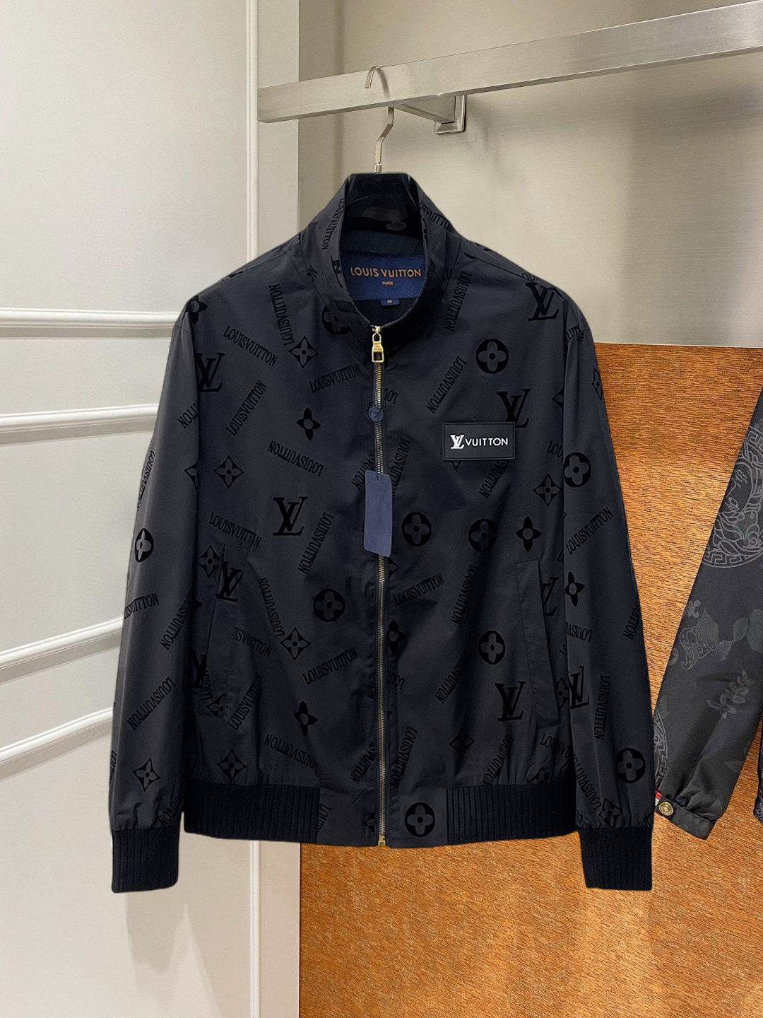 NO:746876,LV 2026 spring new jacket, the new product on the show is in perfect condition, comfortable and warm, complete with three labels, full and attractive color, very outstanding design, easily upgrades the fashion sense, extremely elegant and rigorous workmanship, neat and meticulous wiring!  A masterpiece from a famous designer!  The upper body does not look bloated and is super handsome!  Available size M ~ XXXL,,louis vuitton,jackets & coats,jackets & coats,19860909LV 2026开春新款夹克外套,秀场新品品相非常完美,舒适保暖,三标齐全色泽饱满诱人,非常出彩的设计,轻松将时髦感进阶,做工极为考究严谨,走线工整细致！大牌设计师巨作！上身不显臃肿、超级帅气！现货码数M ～ XXXL,,louis vuitton,jackets & coats,jackets & coats,,Men's clothing