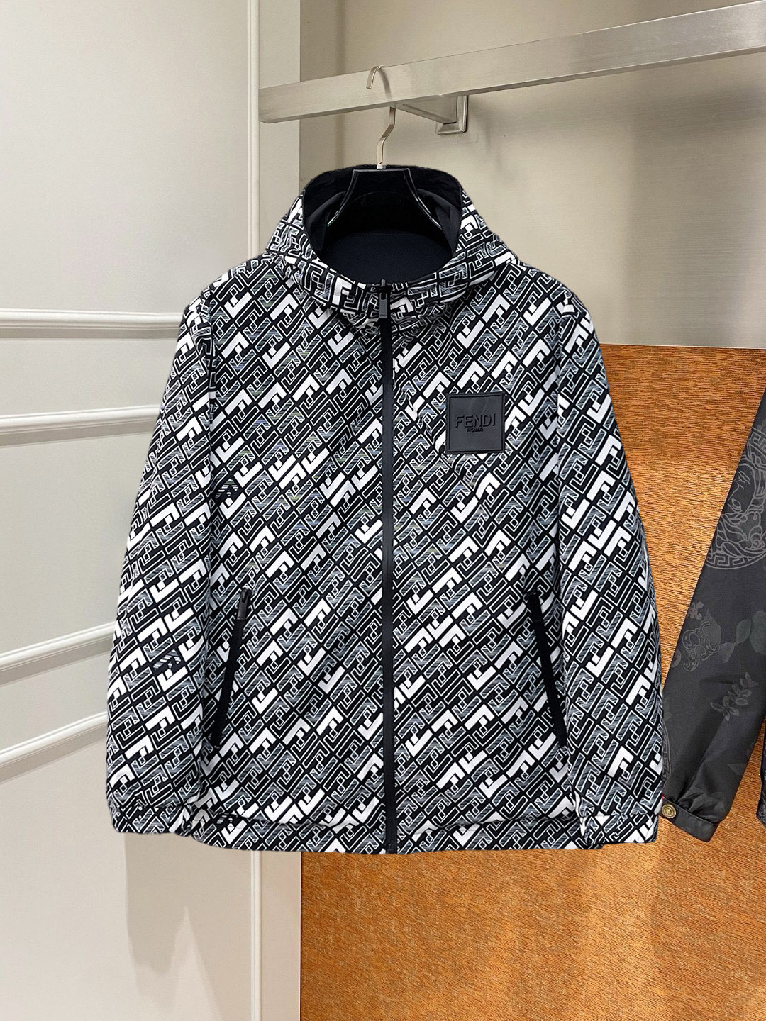 NO:746872,Fendi reversible, 2026 spring new jacket, the new product on the show is in perfect condition, comfortable and warm, complete with three labels, full and attractive color, very outstanding design, easily upgrades the fashion sense, extremely elegant and rigorous workmanship, neat and meticulous wiring!  A masterpiece from a famous designer!  The upper body does not look bloated and is super handsome!  Available sizes M ~ XXXL,,fendi,jackets & coats,jackets & coats,19860909芬迪 双面穿,2026开春新款夹克外套,秀场新品品相非常完美,舒适保暖,三标齐全色泽饱满诱人,非常出彩的设计,轻松将时髦感进阶,做工极为考究严谨,走线工整细致！大牌设计师巨作！上身不显臃肿、超级帅气！现货码数M ～ XXXL,,fendi,jackets & coats,jackets & coats,,Men's clothing