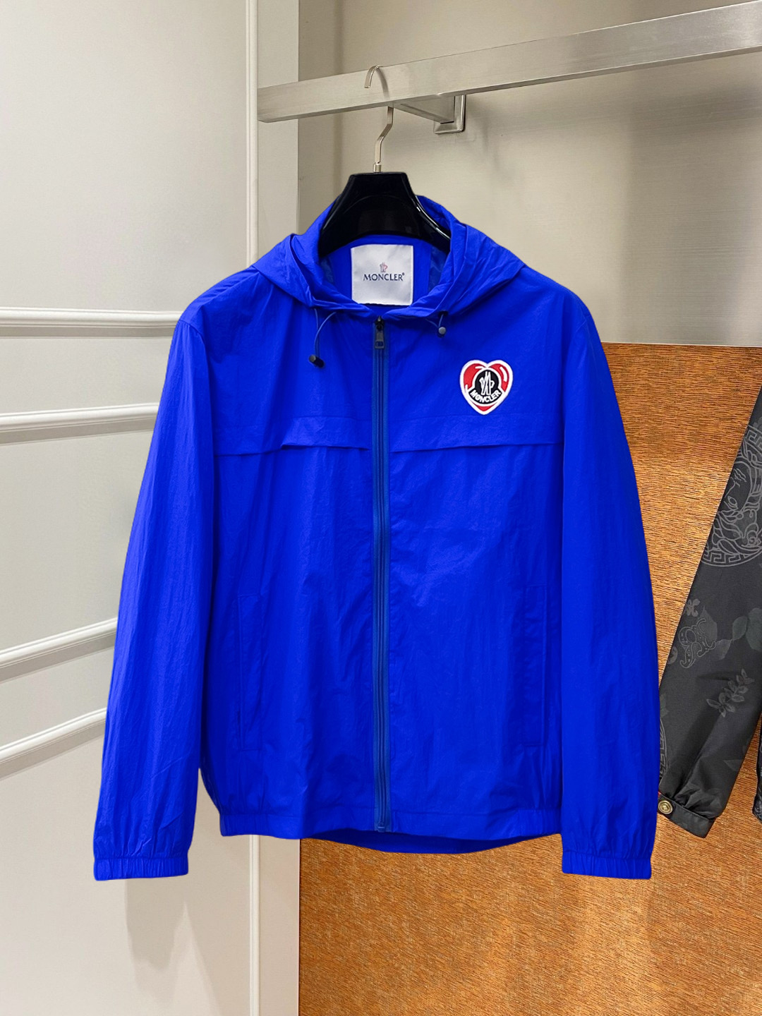 NO:746874,Mengkou 2026 new spring jacket, the new product on the show is in perfect condition, comfortable and warm, complete with three labels, full and attractive color, very outstanding design, easily upgrades the sense of fashion, the workmanship is extremely sophisticated and rigorous, and the wiring is neat and meticulous!  A masterpiece from a famous designer!  The upper body does not look bloated and is super handsome!  Available sizes M ~ XXXL,,Moncler,jackets & coats,jackets & coats,19860909蒙口 2026开春新款夹克外套,秀场新品品相非常完美,舒适保暖,三标齐全色泽饱满诱人,非常出彩的设计,轻松将时髦感进阶,做工极为考究严谨,走线工整细致！大牌设计师巨作！上身不显臃肿、超级帅气！现货码数M ～ XXXL,,Moncler,jackets & coats,jackets & coats,,Men's clothing